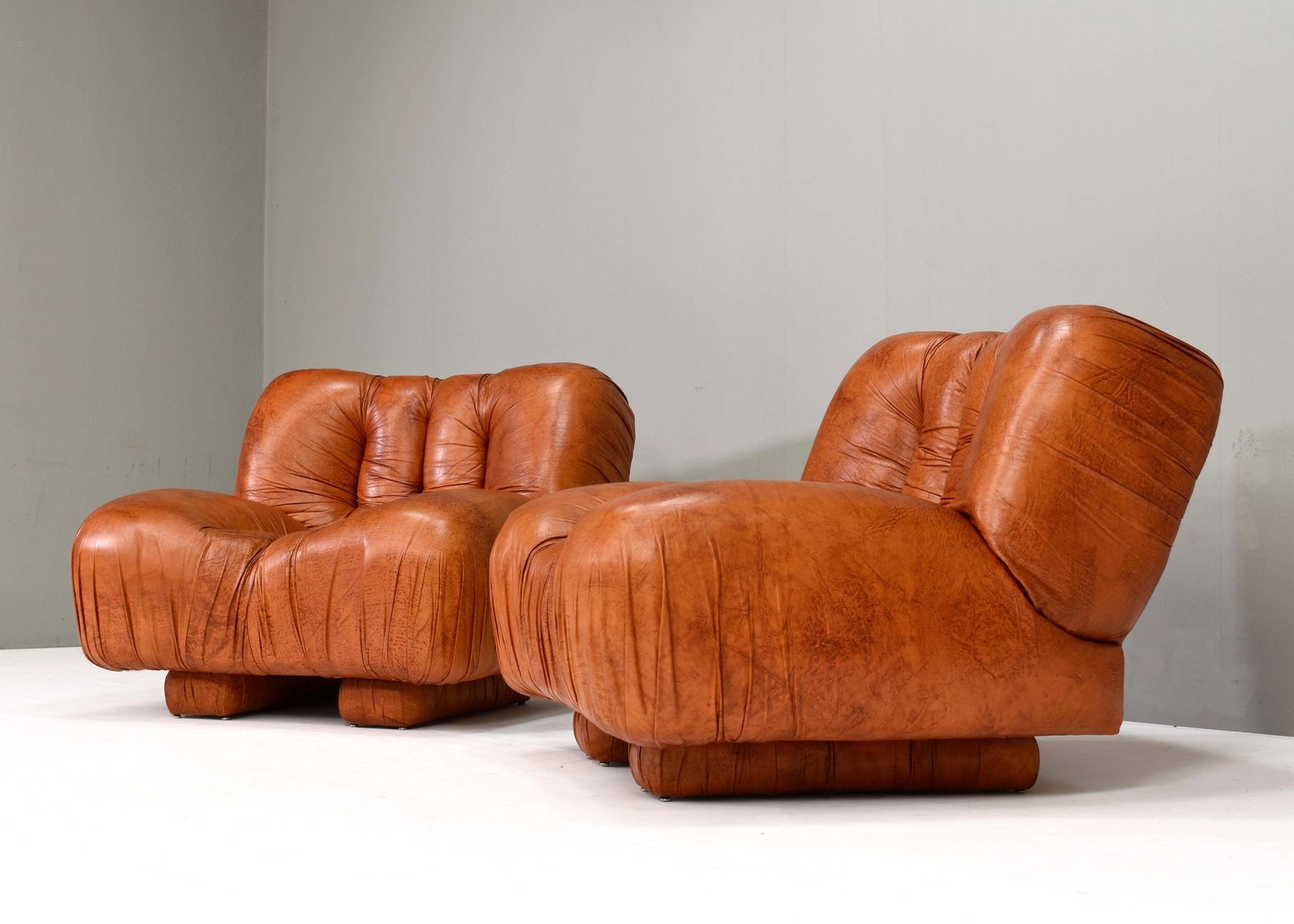 Giuseppe Rossi Di Albizzate Lounge Chairs In Leather, Italy – 1970’s photo vinterior