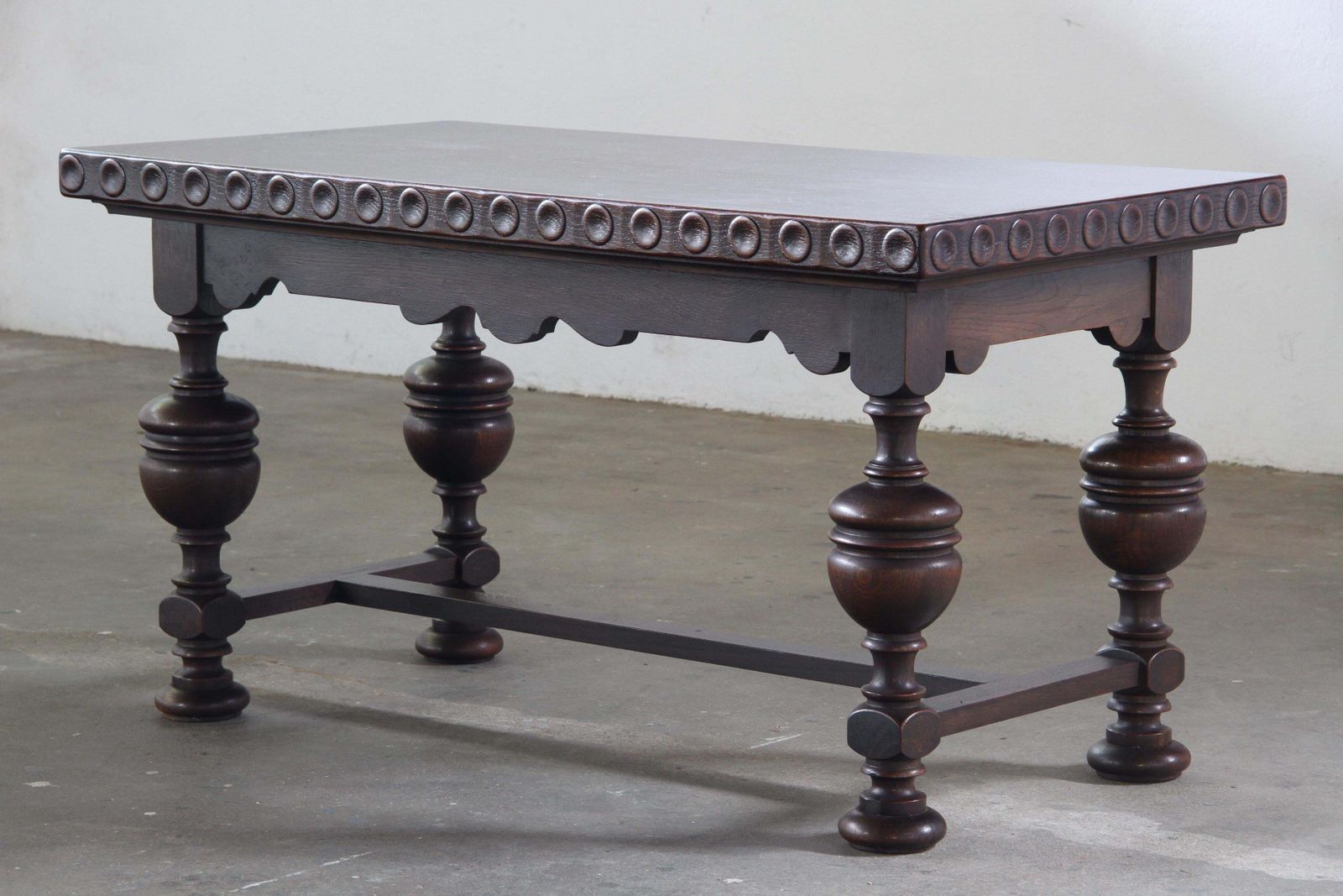 Vintage Renaissance Revival Donkereiken Salontafel, Begin 20e Eeuw. photo furniture
