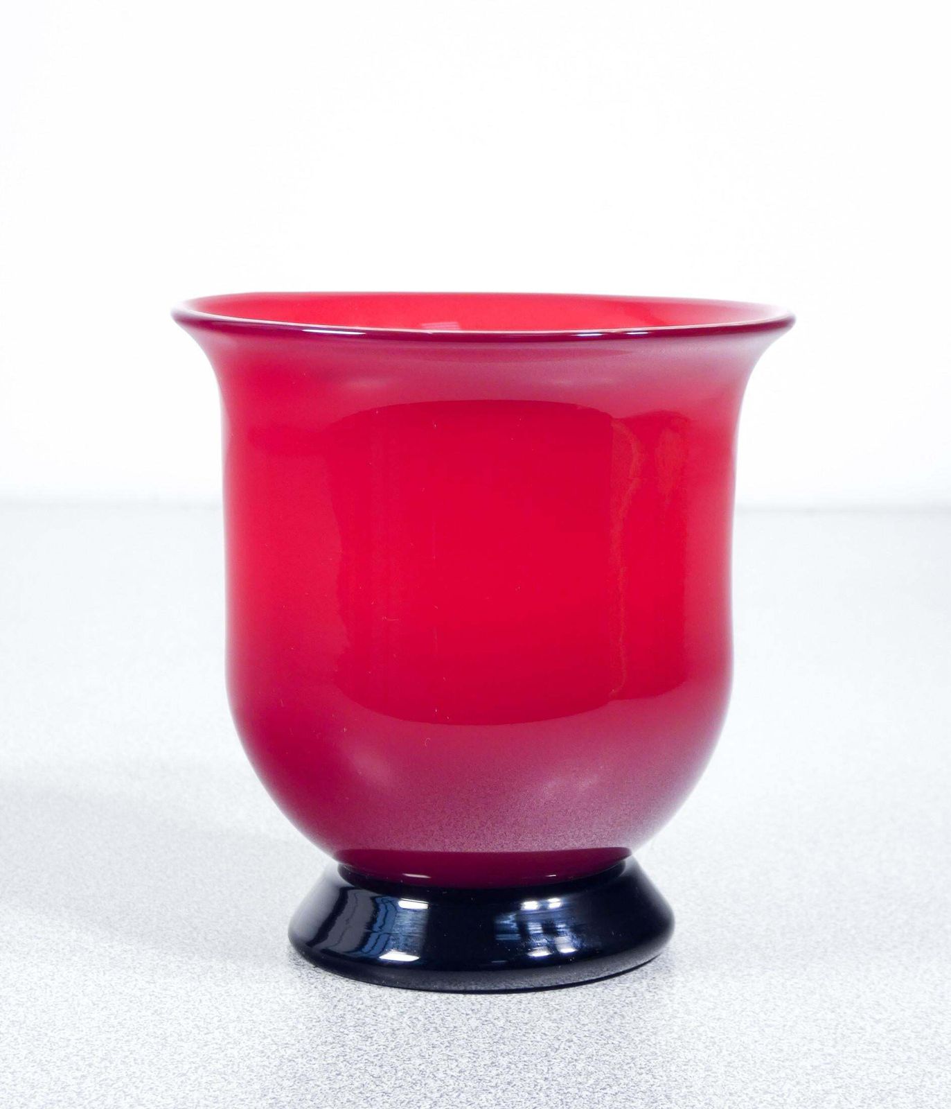 Vaso, Coppa In Vetro Soffiato Opalino Venini, Versione Rossa. Italia, 2005 photo Home Decor