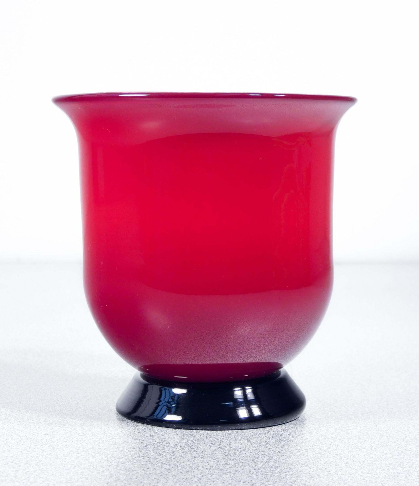 Vaso, Coppa In Vetro Soffiato Opalino Venini, Versione Rossa. Italia, 2005 photo 397.0