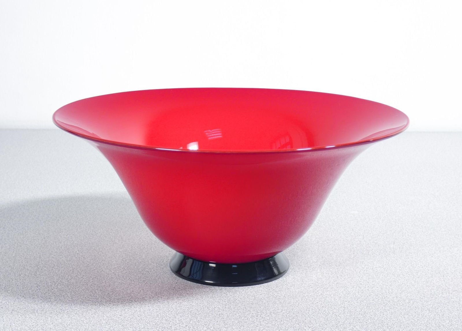 Vaso, Coppa In Vetro Soffiato Opalino Venini, Versione Rossa. Italia, 2006 photo Home Decor