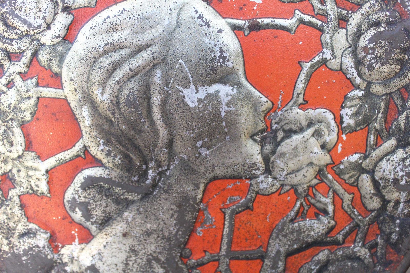 Twee verzamelbare blikken dozen – één grote ronde art nouveau antieke doos uit België, vintage Western Germany, rood, reliëf photo vinterior
