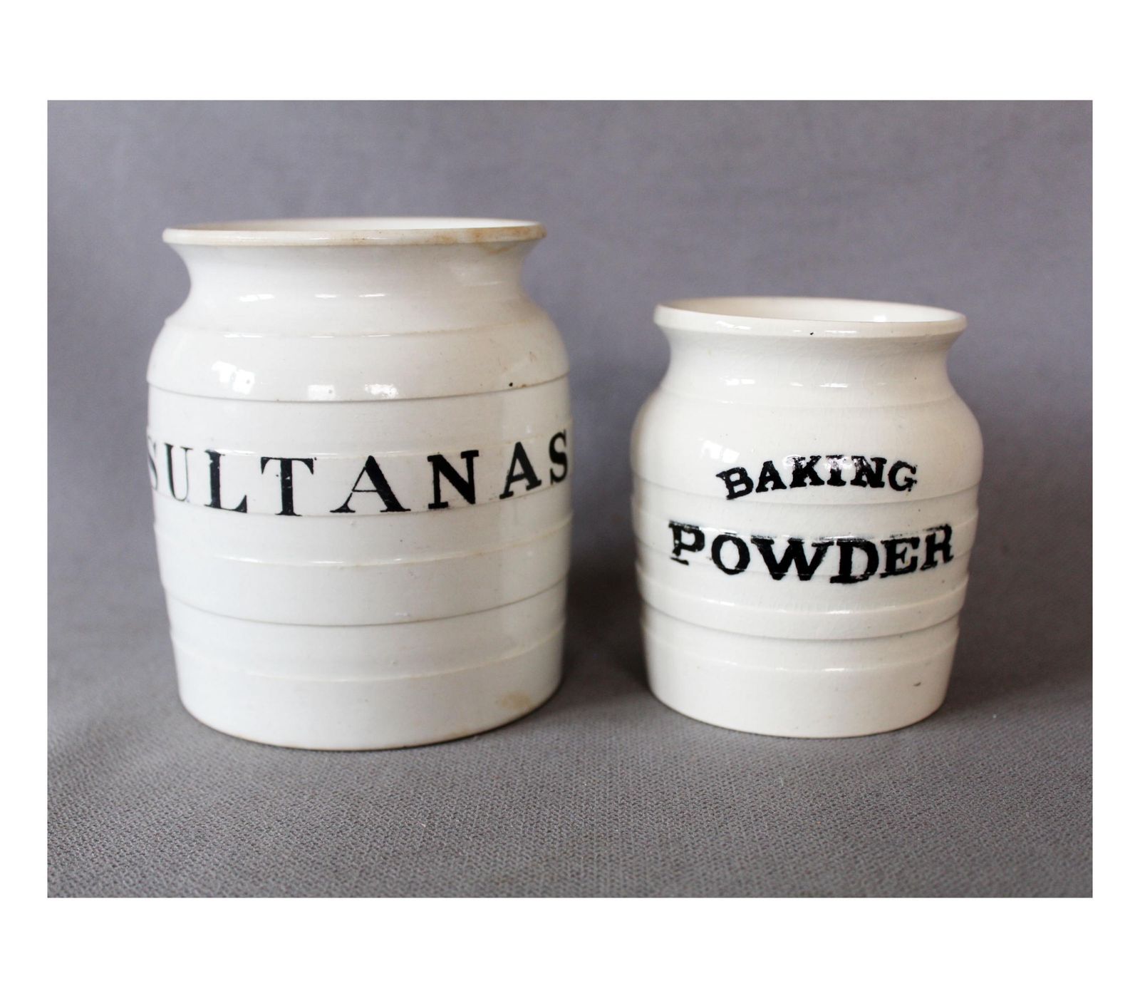 Set van 2 antieke Edwardiaanse gestreepte witte ironstone keramische voorraadpotten, Engeland – Baking Powder, Sultanas – George Jones And Sons, Staffordshire
