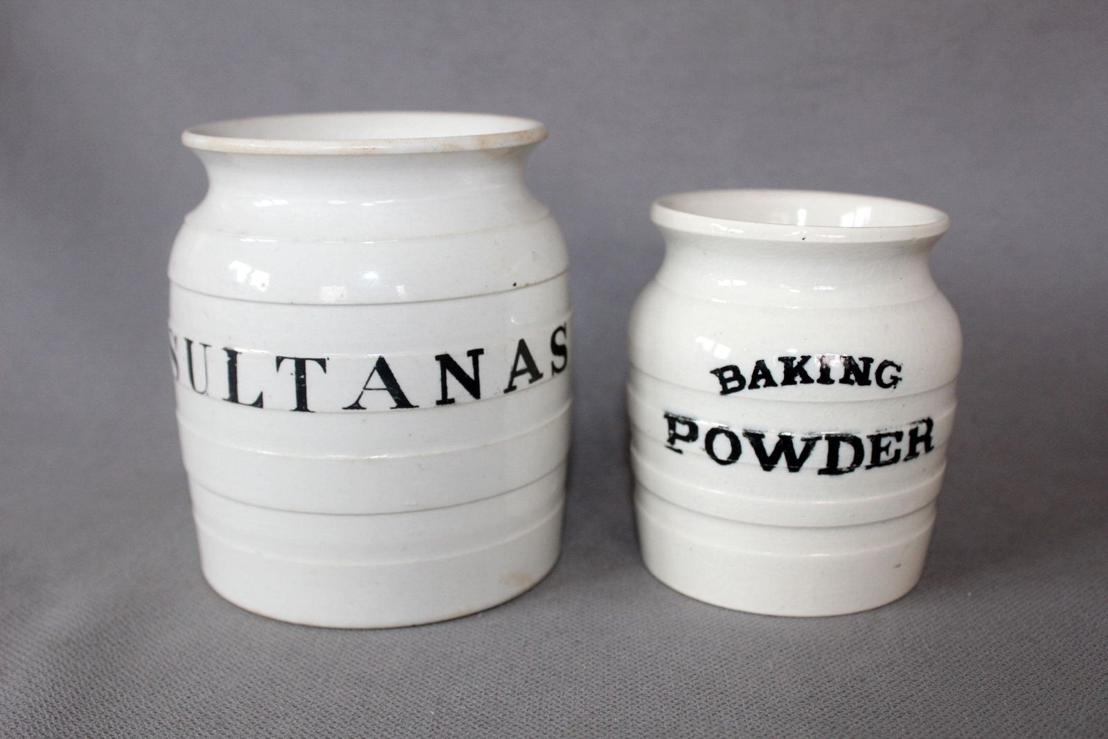 photo furniture Lot de 2 pots de conservation d'époque édouardiens en ironstone blanc à filets, Baking Powder et Sultanas, George Jones And Sons Staffordshire, Angleterre