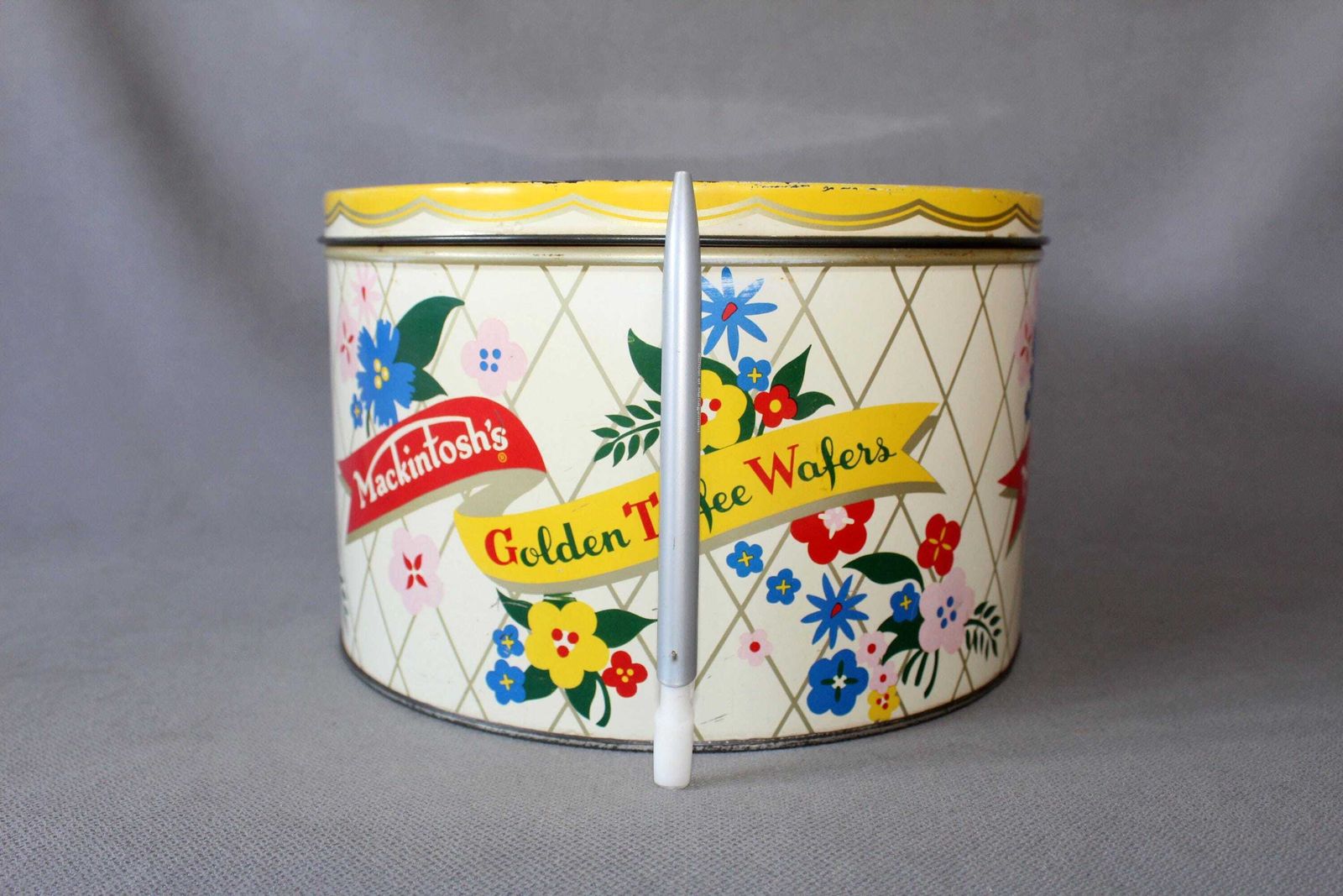 Vintage Jaren 1960 Mcm Grote Mackintosh Golden Toffee Wafers Ronde Blikken Doos, 5 Lb, Retro Mid Century Flower Power, Felgeel, Engeland photo for sale