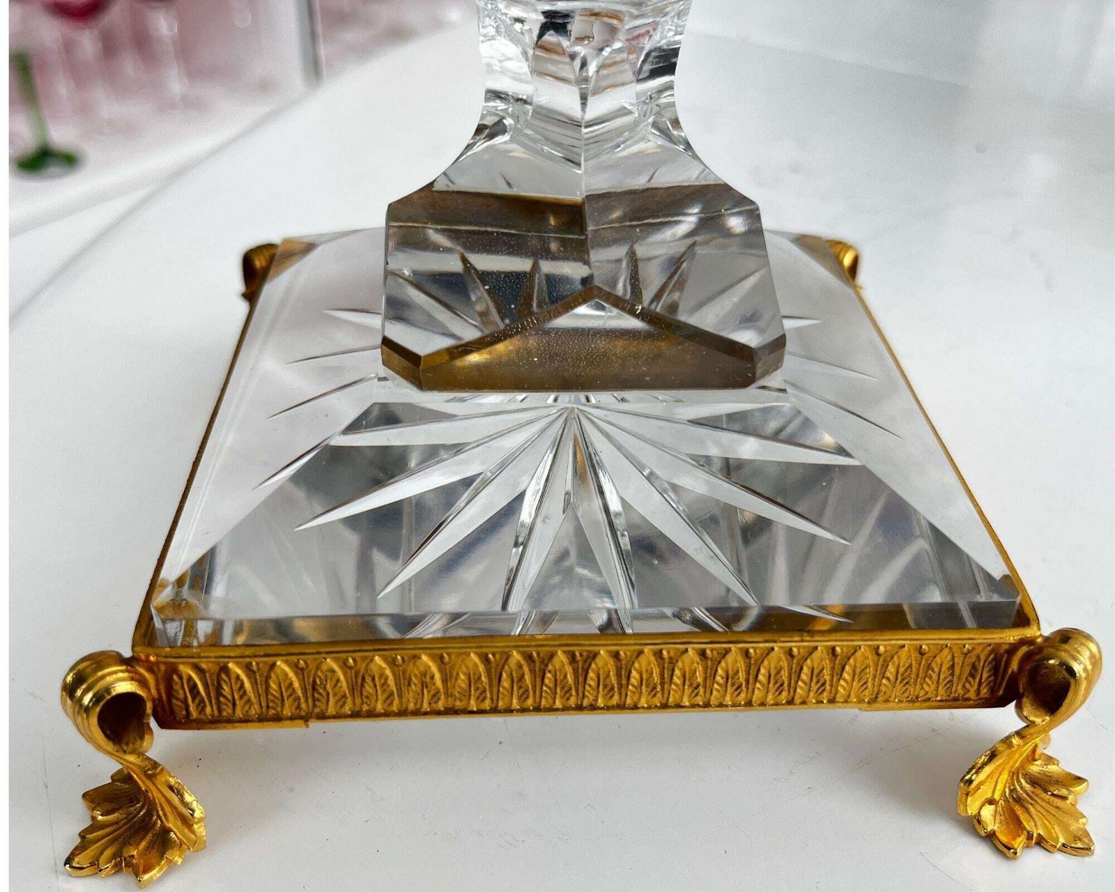 Vase en cristal taillé, de style Baccarat, sur socle monté photo for sale