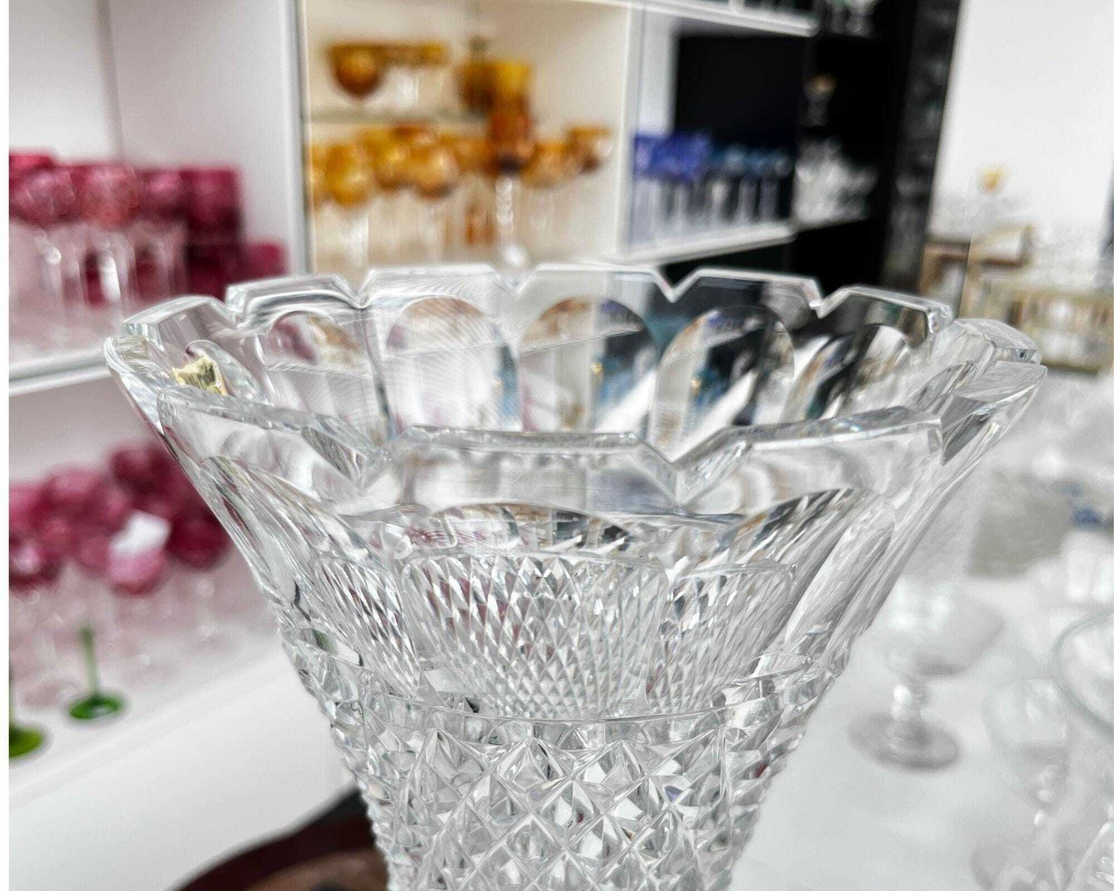 Vase en cristal taillé, de style Baccarat, sur socle monté photo vinterior