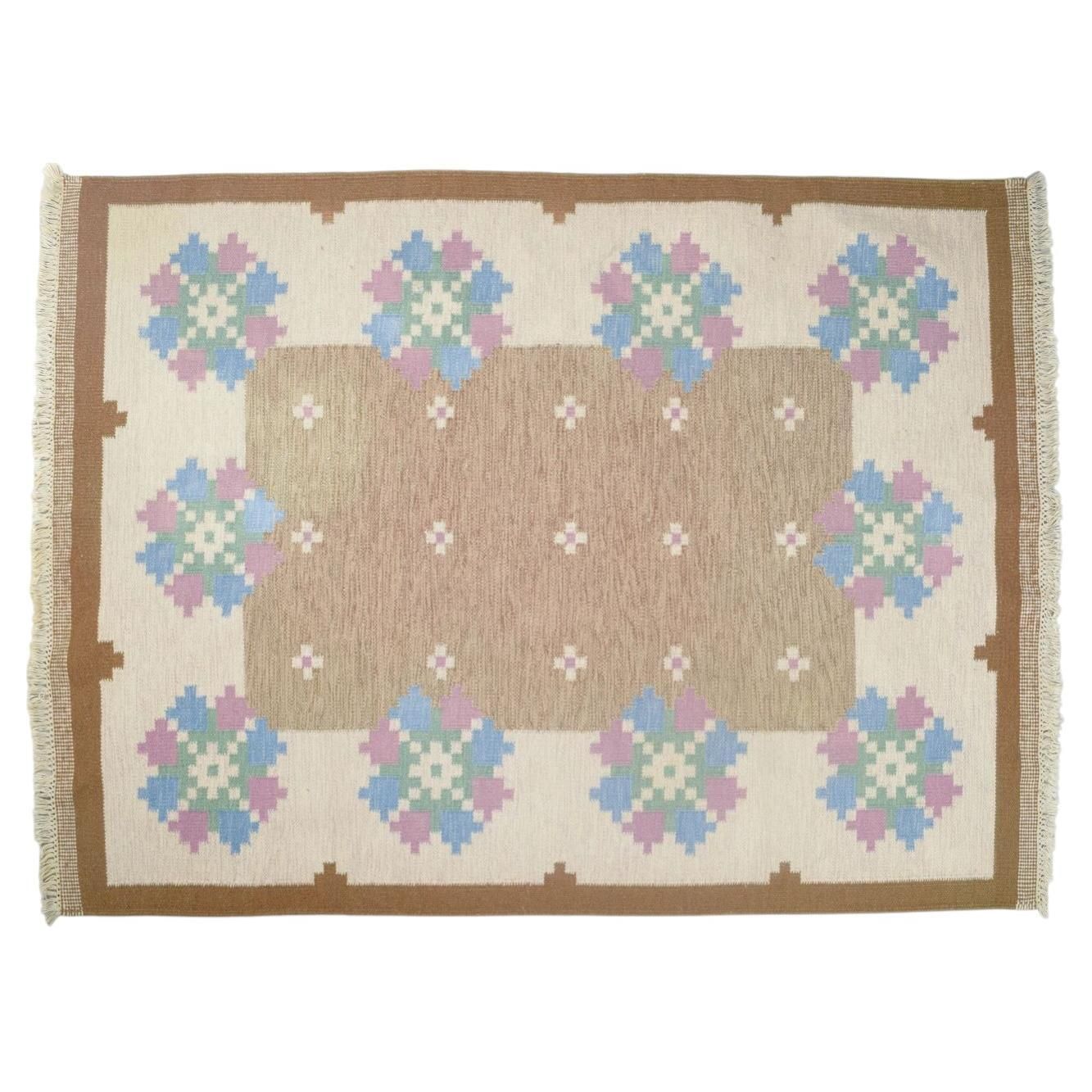 Tapis rölakan en laine à motif géométrique, designer textile suédois.