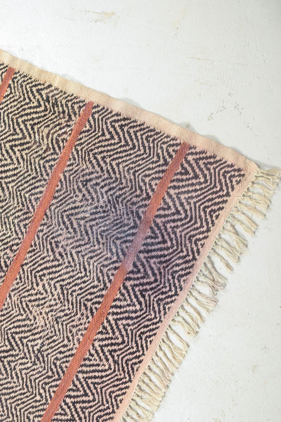 Märta Måås Fjetterström / Barbro Nilsson. Tapis en laine à motif géométrique en zigzag photo for sale