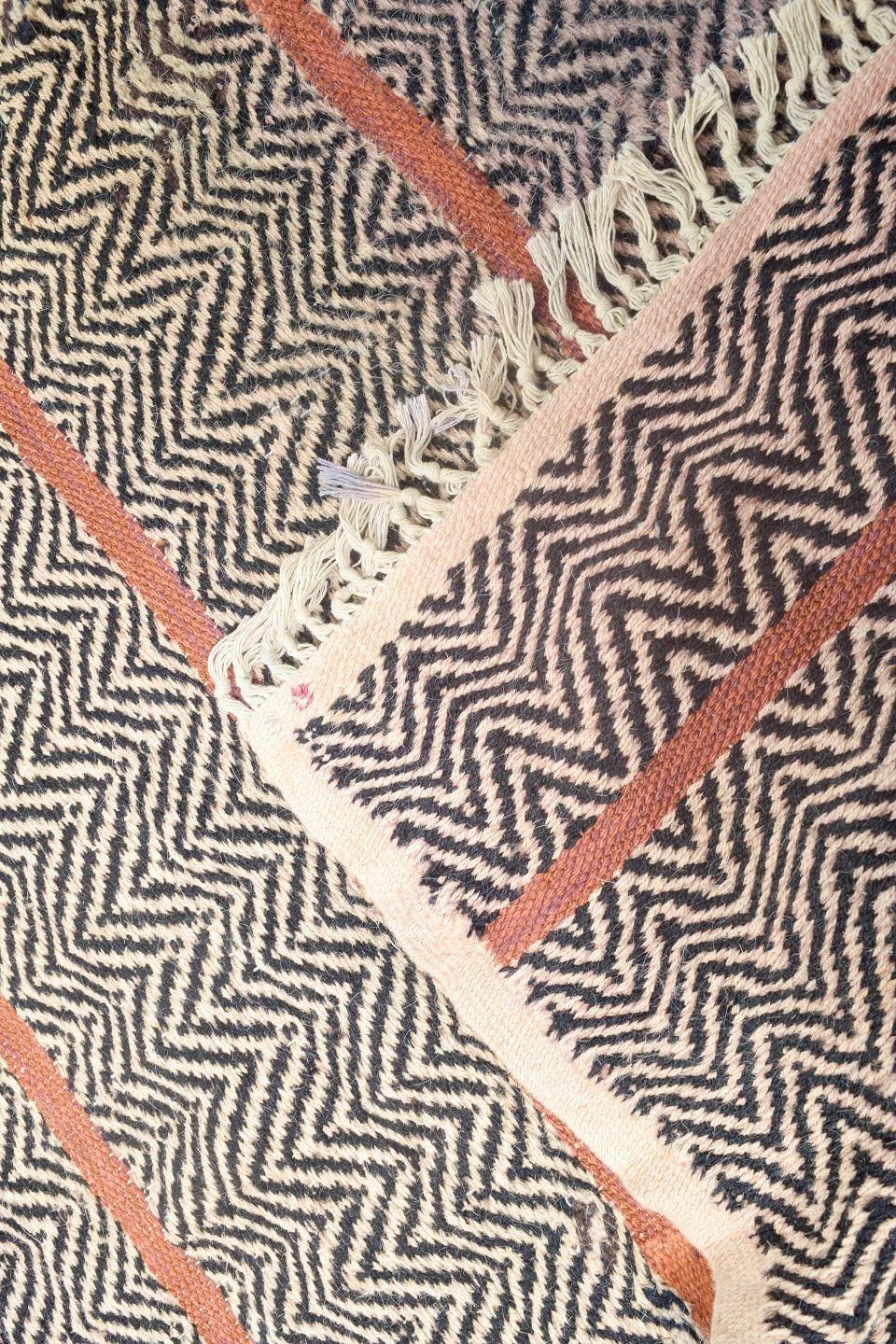 photo for sale Märta Måås Fjetterström / Barbro Nilsson. Tapis en laine à motif géométrique en zigzag