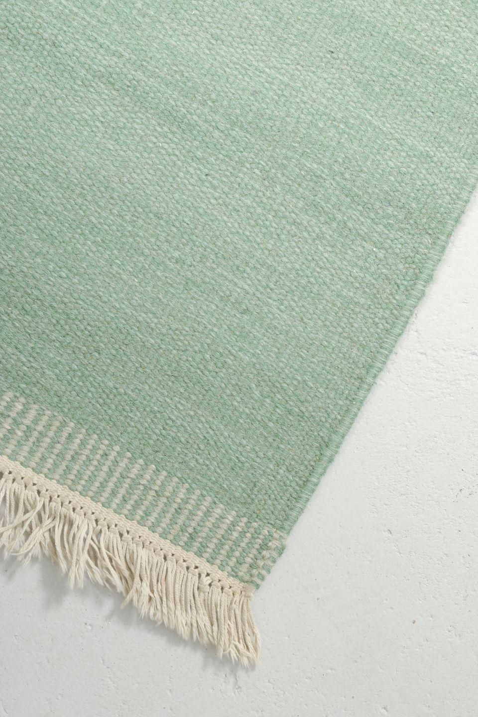 Tapis rölakan en laine vert sourd, par un designer textile suédois photo for sale