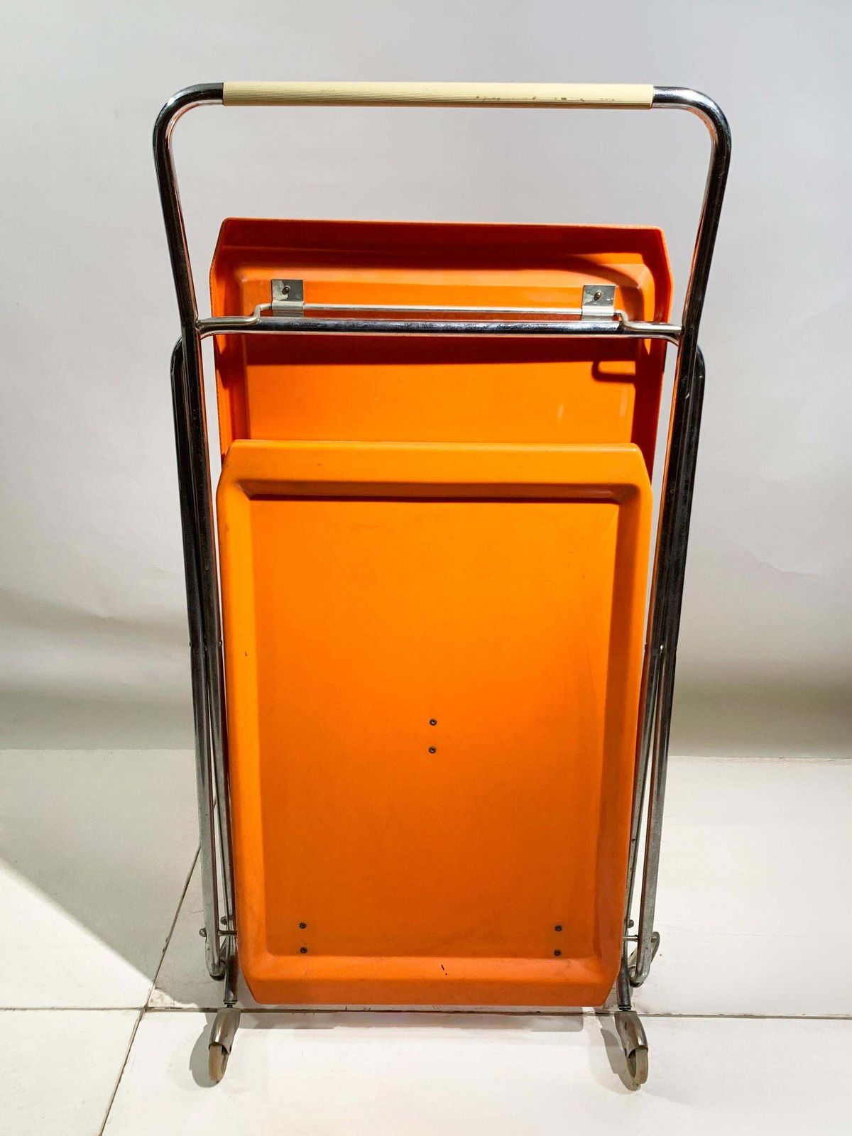 photo vinterior Space Age Italian Folding Bar Cart In Vibrant Orange And Chrome, 1970s