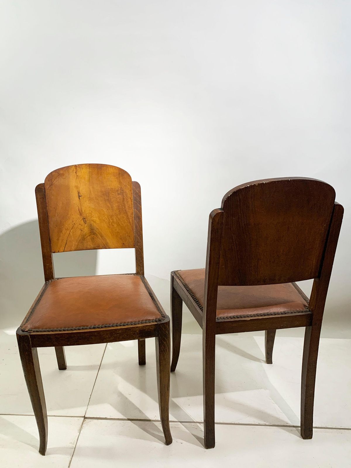 photo vintage Set Of Six French Art Deco Walnut Dining Chairs With Arched Backs, France, 1930s