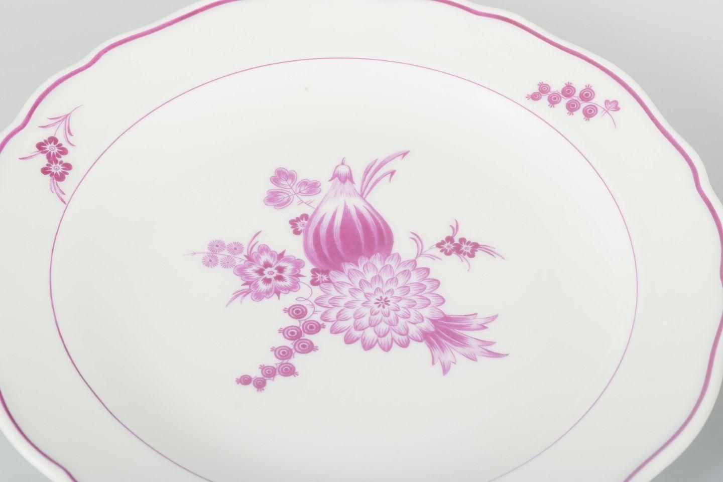 Meissen, Allemagne. Service de quatre assiettes à déjeuner en porcelaine à motif floral lilas. photo for sale