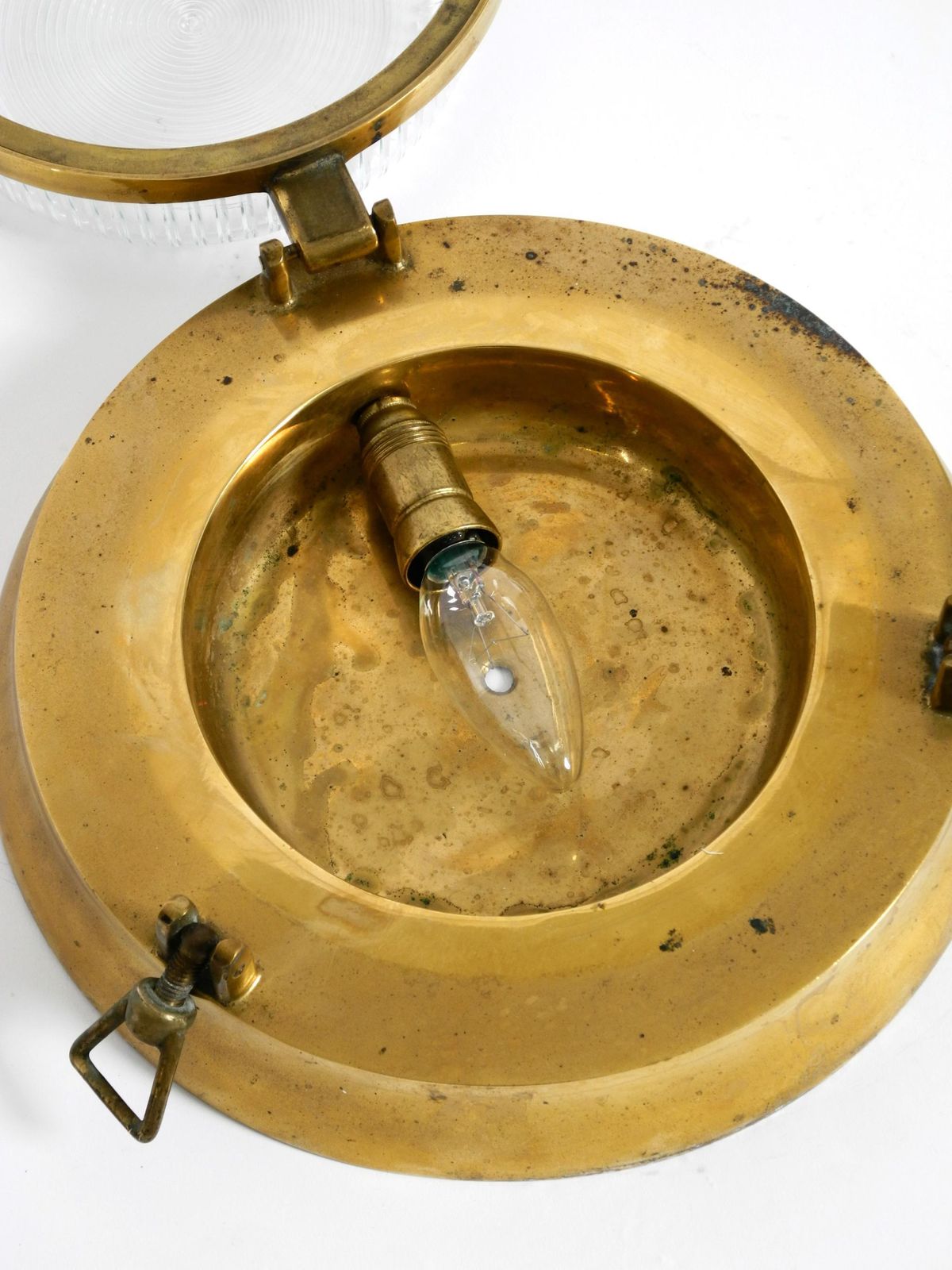 photo vinterior A Pair Of Large, Heavy 1950s Maritime Ship Wall Lamps Made Of Brass And Glass