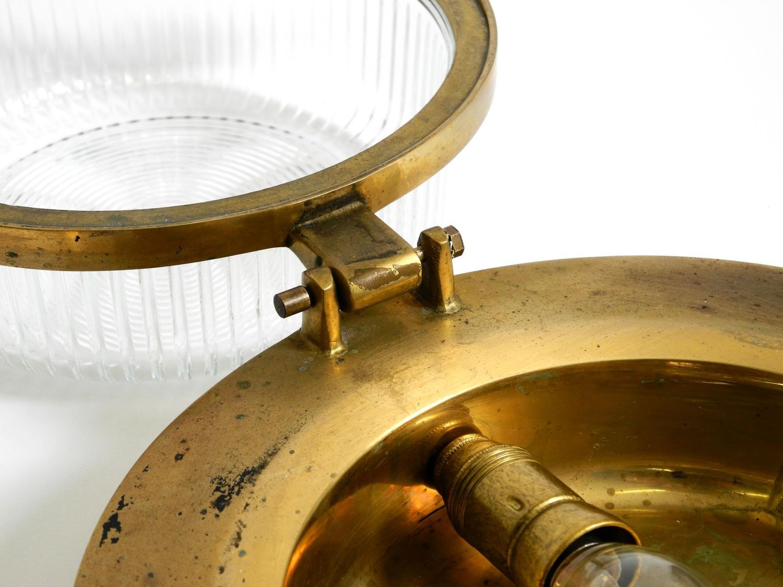 photo vintage A Pair Of Large, Heavy 1950s Maritime Ship Wall Lamps Made Of Brass And Glass