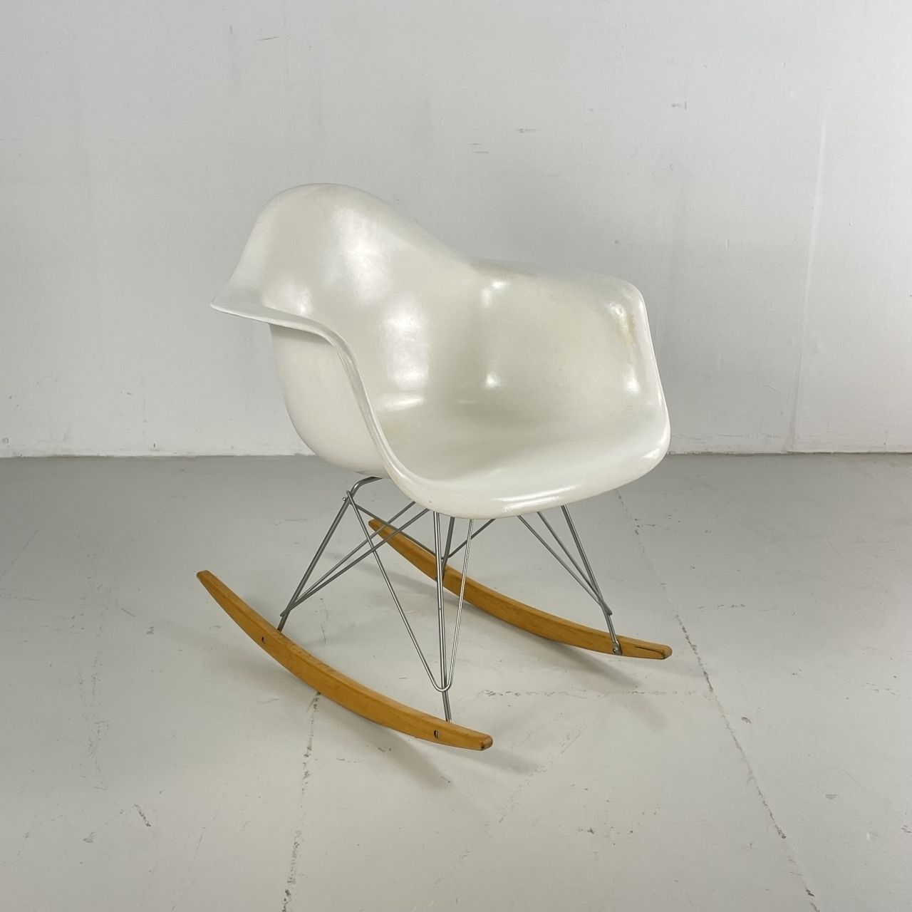 Eames Herman Miller 1950s Rar Rocking Chair In White