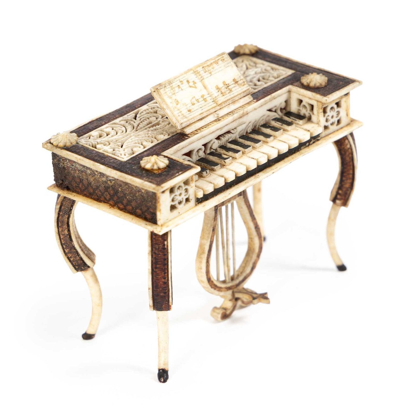 Sculpture d'époque en os, travail de prisonnier de guerre - Piano miniature avec partition