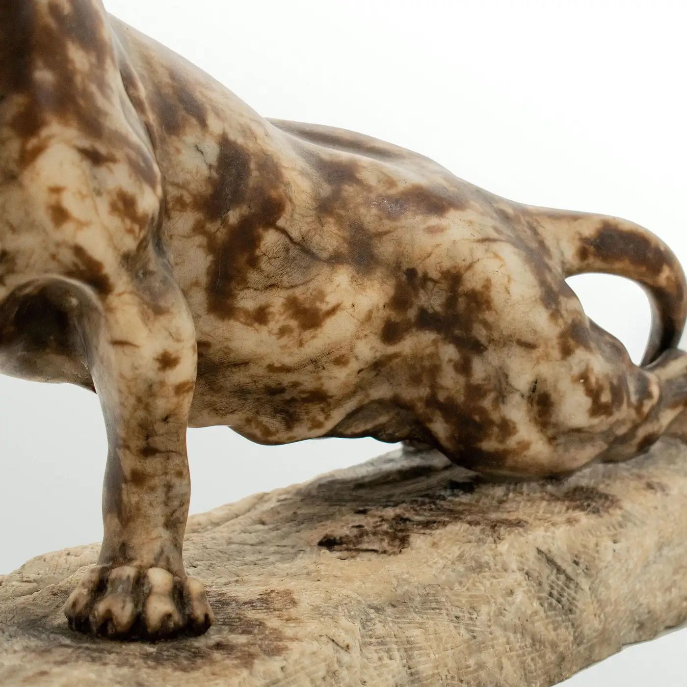 Sculpture Art déco en albâtre représentant un tigre rugissant, début du XXe siècle photo for sale