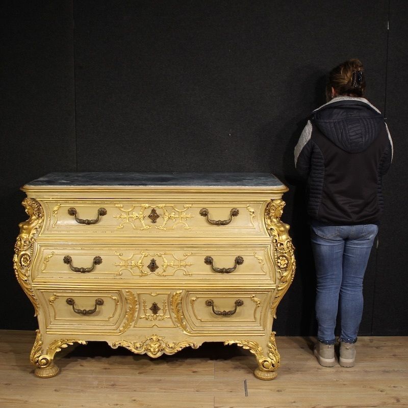 Commode italienne laquée et dorée du XXe siècle photo for sale