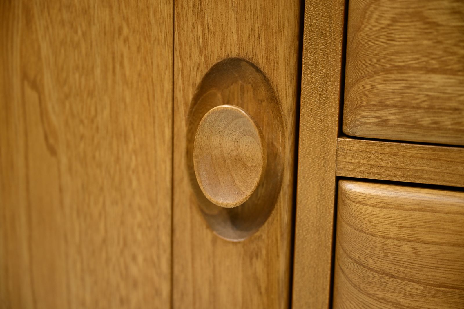 photo vintage Ercol Windsor Sideboard Model Number 1072 Light Finish Vintage Free Uk Delivery*