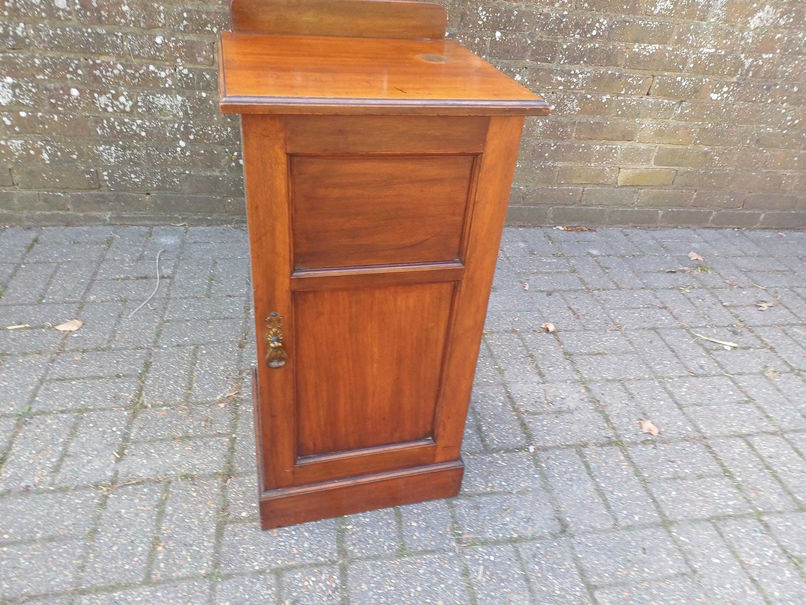 photo vintage Antique Mahogany Bedside Or Pot Cupboard Robbon & Sons Newcastle Edwardian Nightstand Cabinet Brass Handle Vintage
