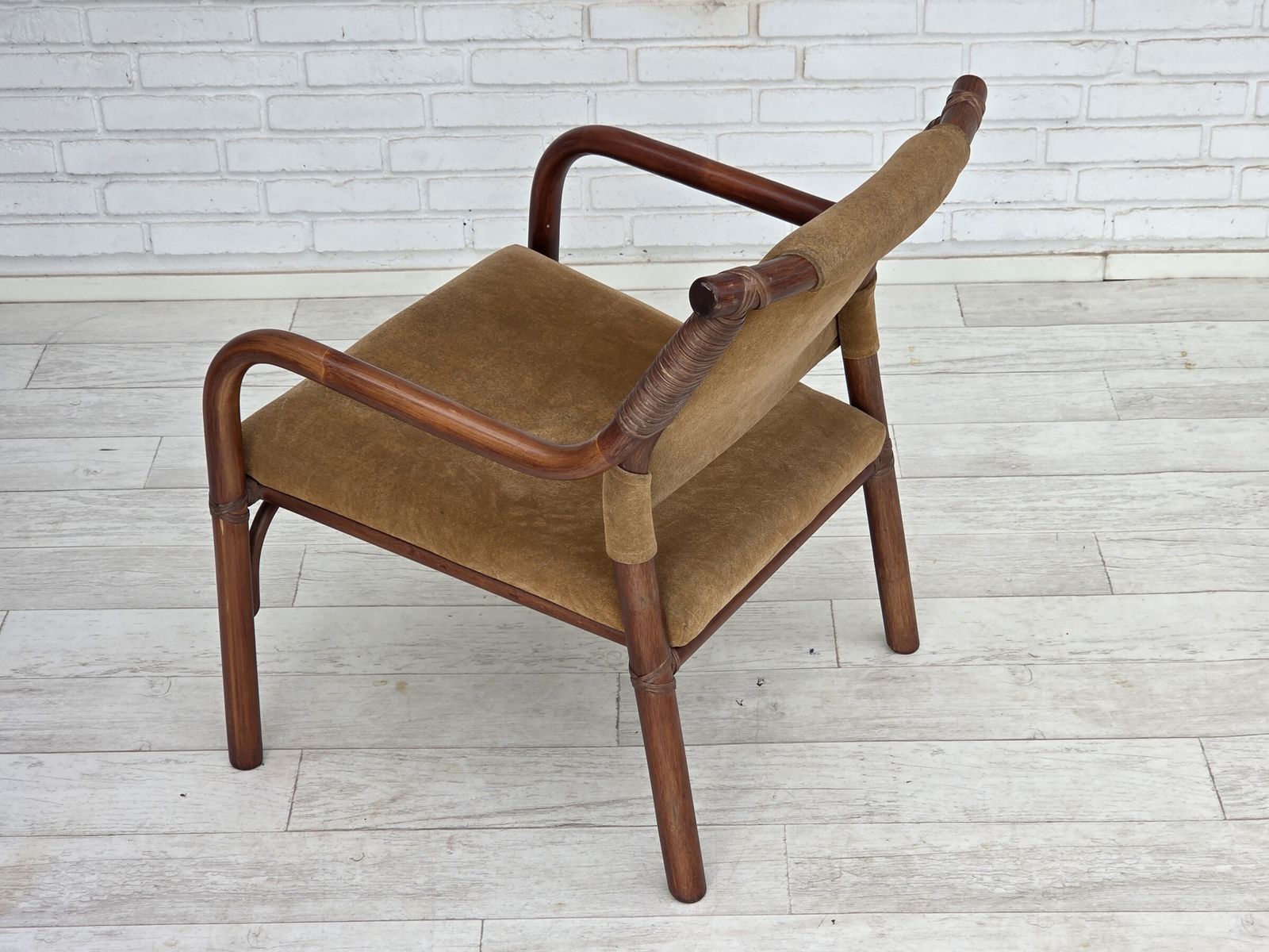 photo vintage 1970s, Danish Coffee Armchairs Set, Rattan, Nubuck Fabric.