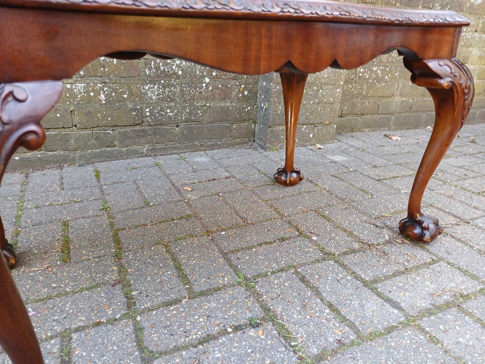 photo vintage High Quality Antique Solid Mahogany Vintage Coffee Table Cabriole Legs Ball And Claw Feet Walnut Veneer And Glass Top