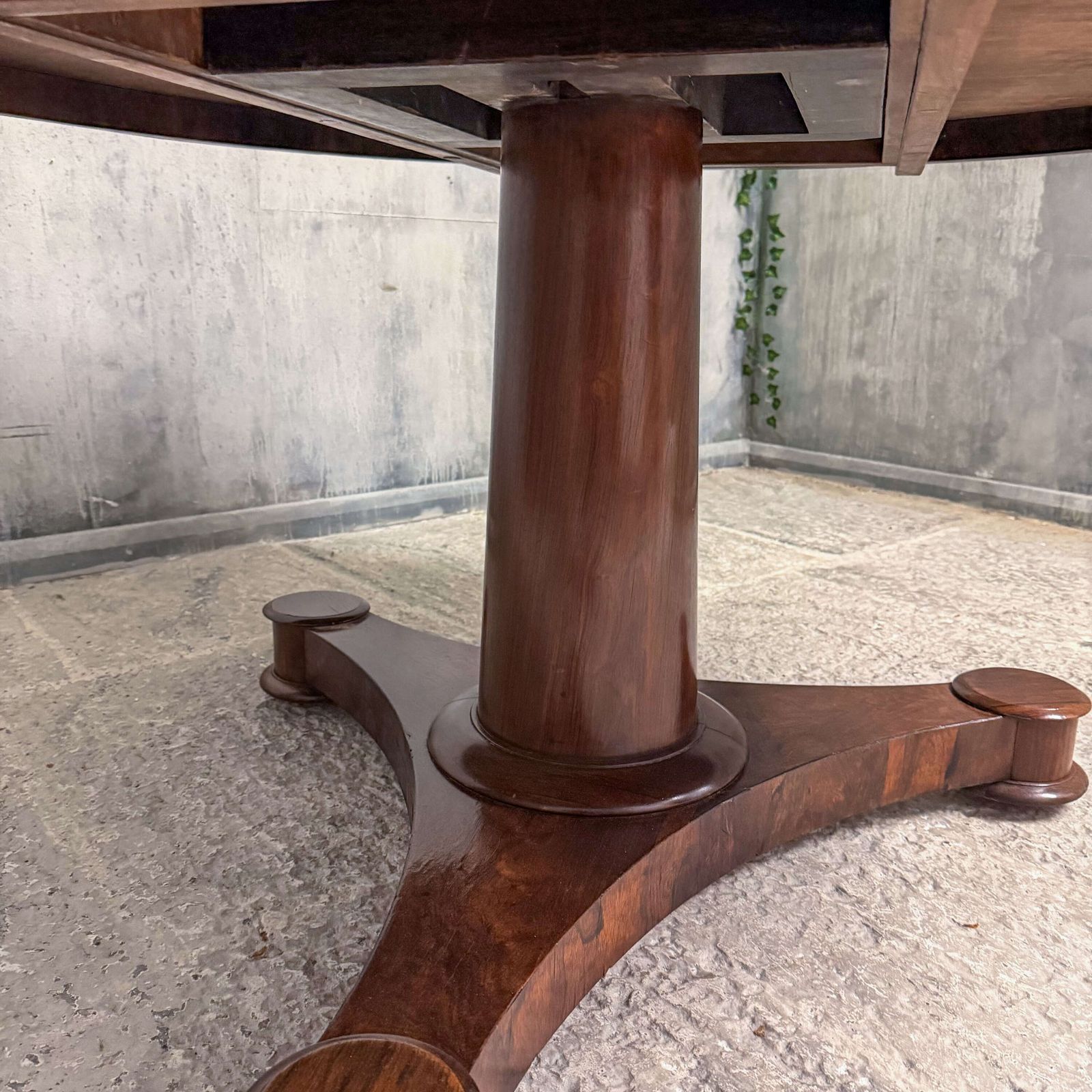 photo vinterior William IV Rosewood Tilt‑Top Dining/Centre Table With Yew Wood Crossbanding, C.1830–37