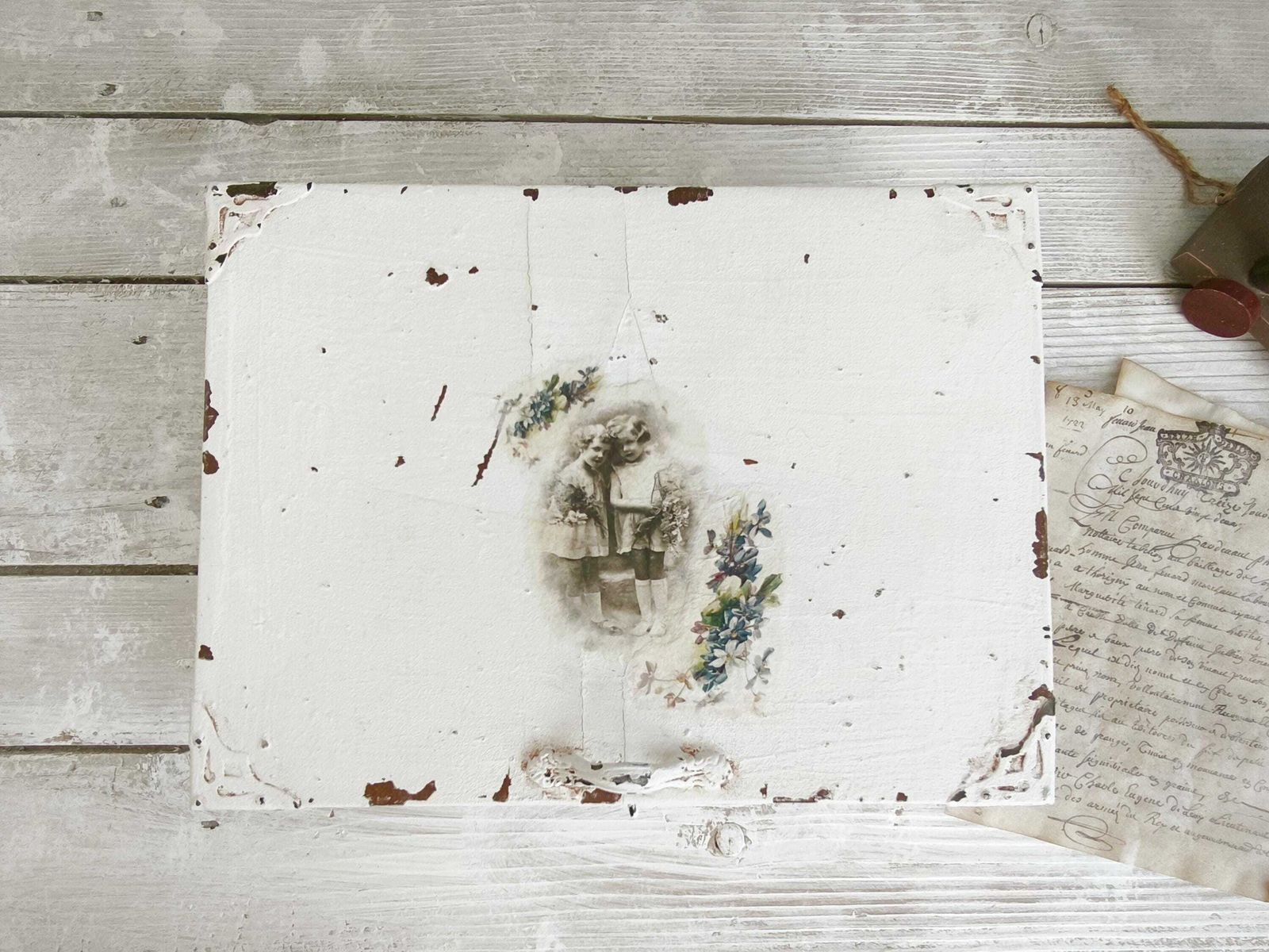 photo furniture Antieke houten doos met spiegel, wit geschilderd