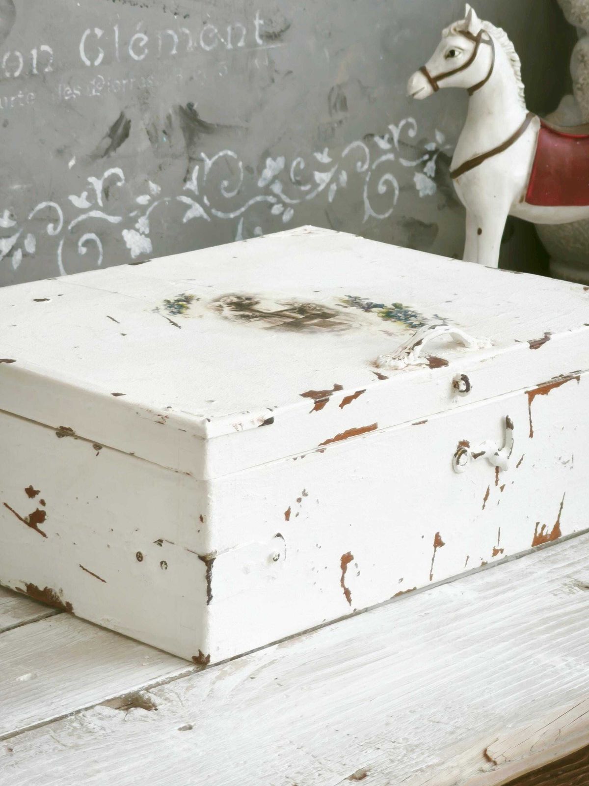 photo for sale Antieke houten doos met spiegel, wit geschilderd