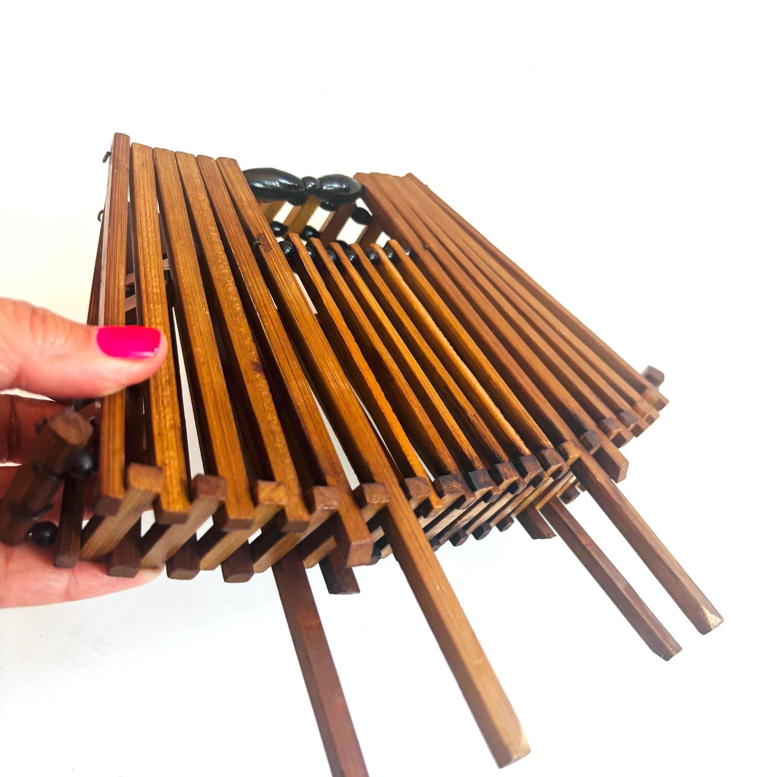 Panier pliant mid-century scandinave en bois et perles, organiseur laine et bibelots photo furniture