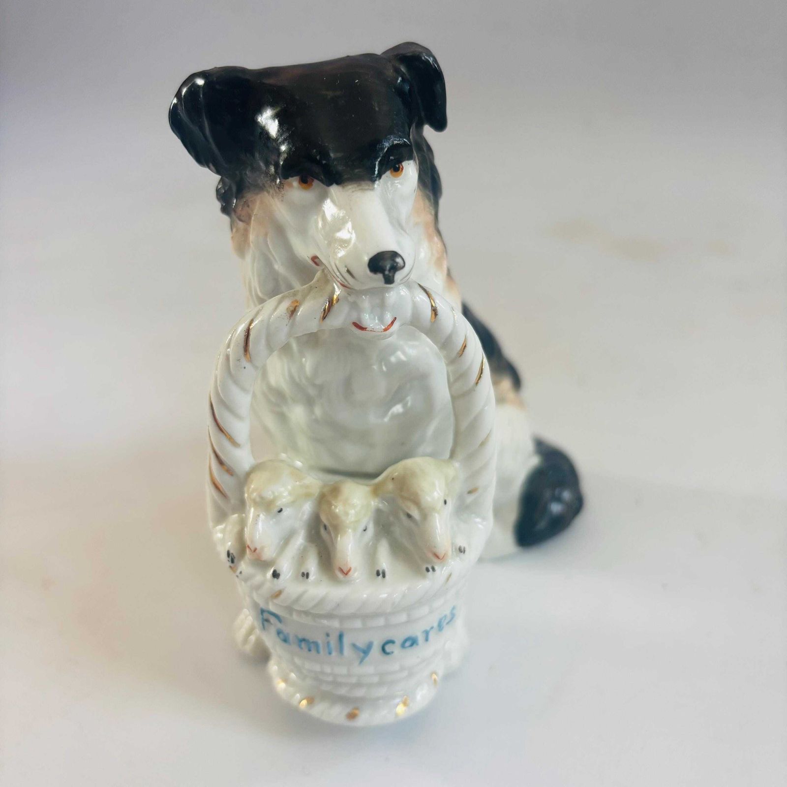 Figurine en porcelaine de style Staffordshire, chien de berger et agneaux « Family Cares » photo vintage