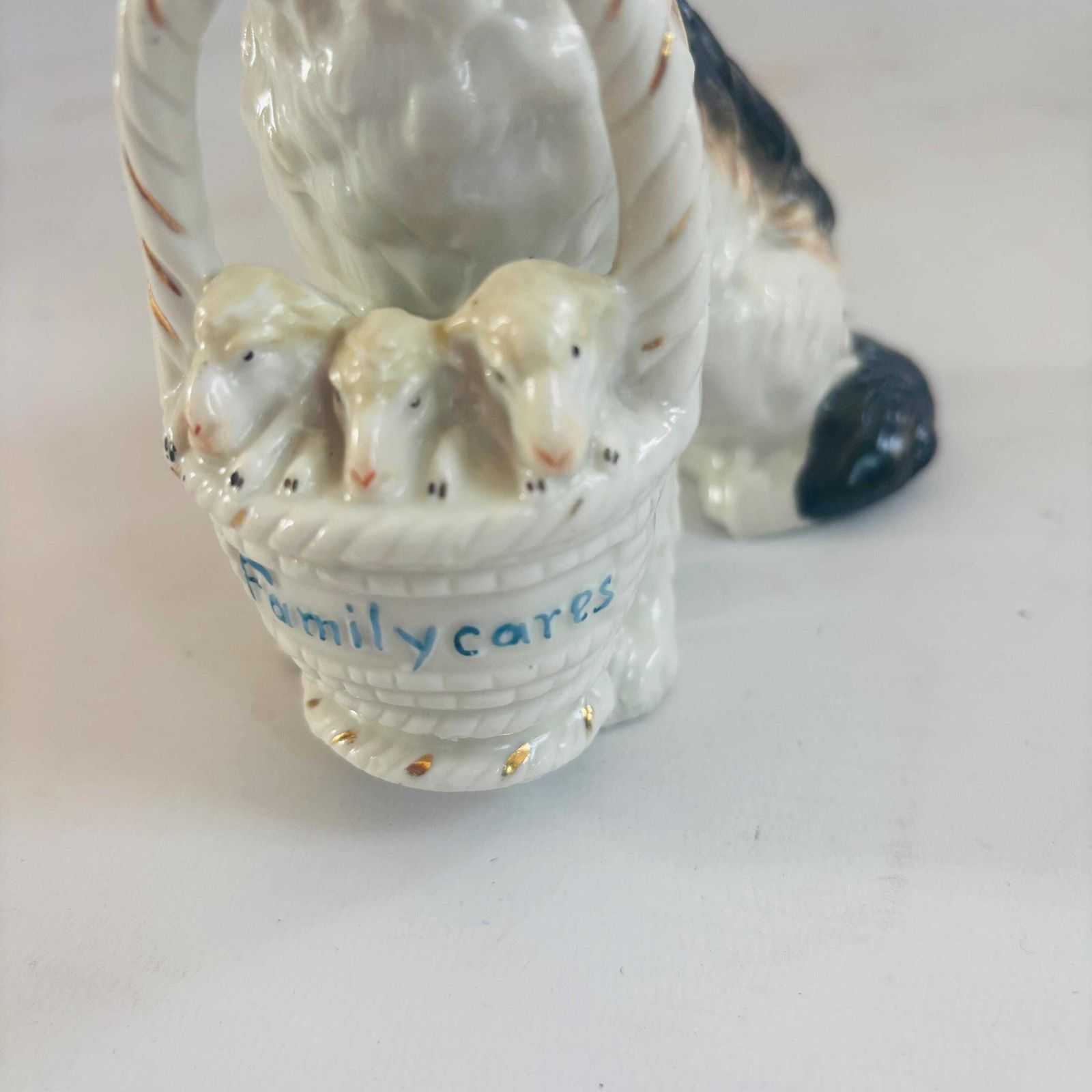 68.0 Figurine en porcelaine de style Staffordshire, chien de berger et agneaux « Family Cares » photo