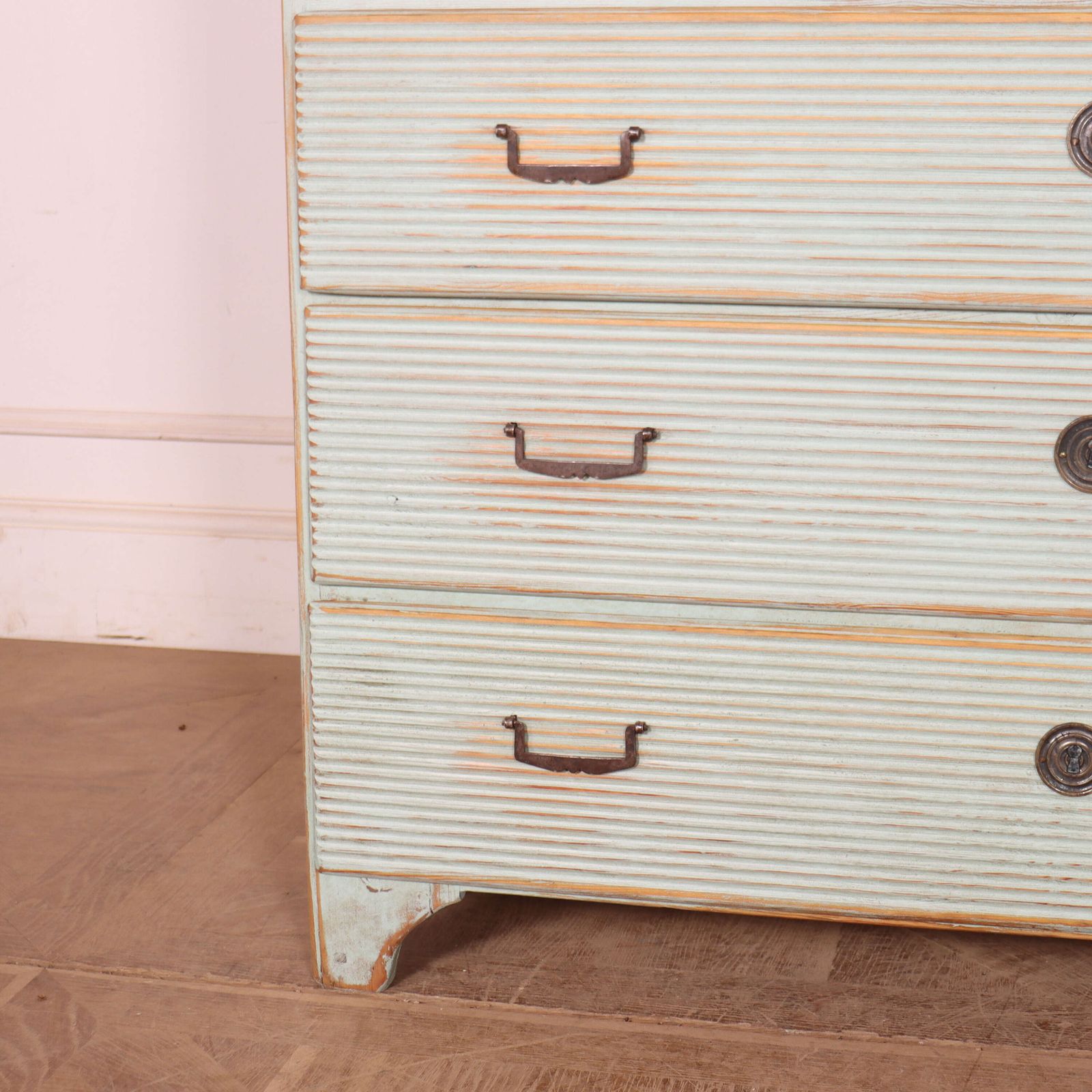 Swedish Fluted Drawer Fronts Commode photo 4140.0