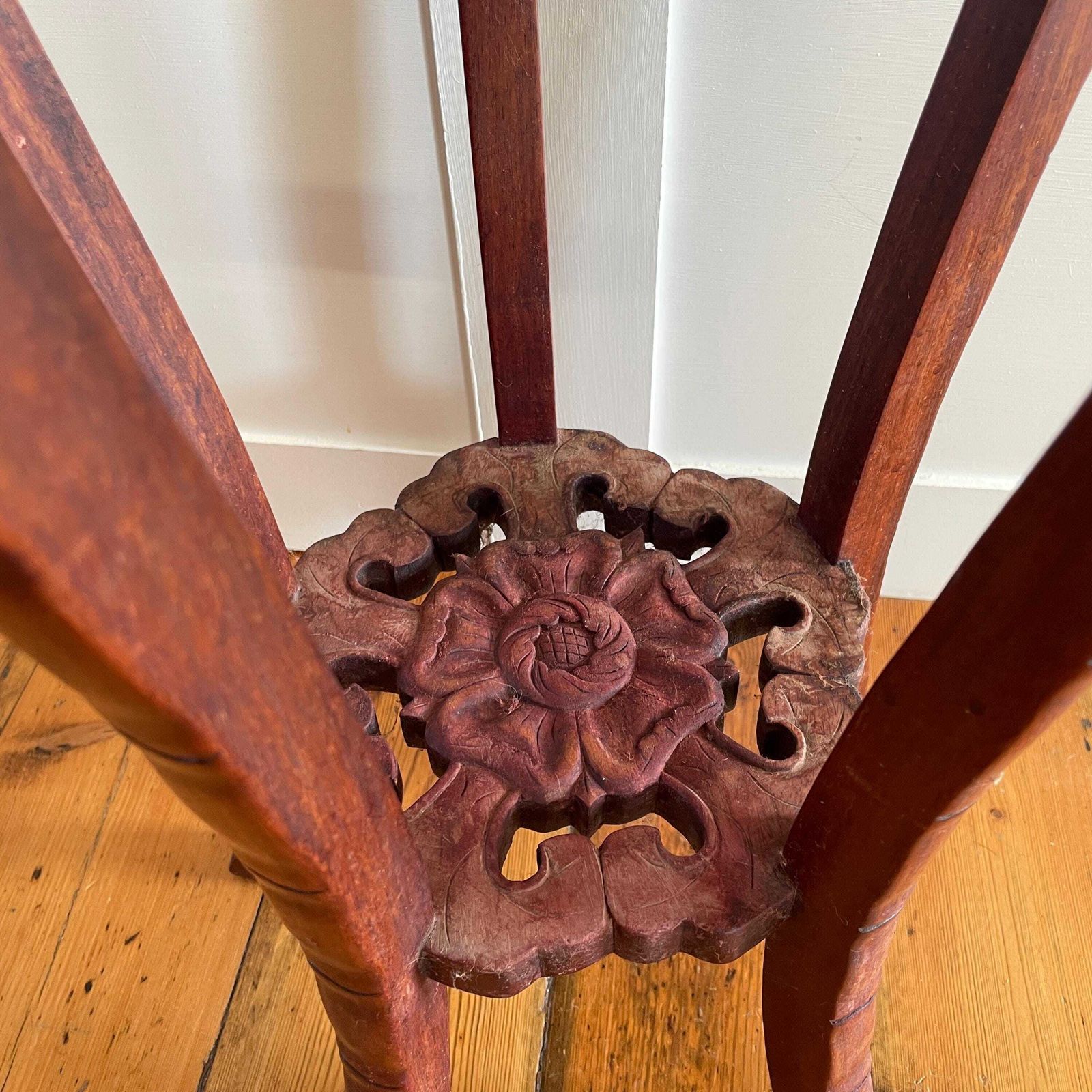 photo furniture Antique Oriental Plant Stand Table Carved Wooden Marble Top Chinese Sculpture Carved Display Floral Carving Round Accent Lamp Side Pedestal