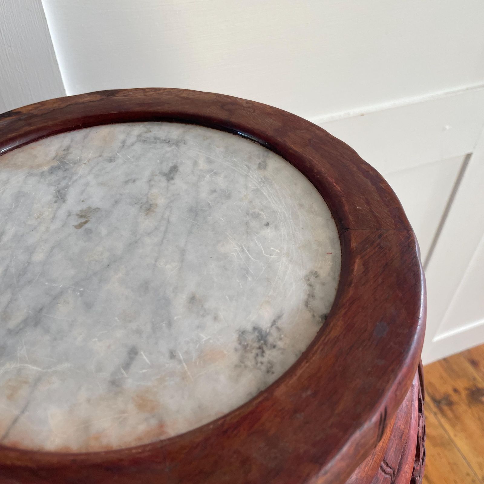 photo vinterior Antique Oriental Plant Stand Table Carved Wooden Marble Top Chinese Sculpture Carved Display Floral Carving Round Accent Lamp Side Pedestal