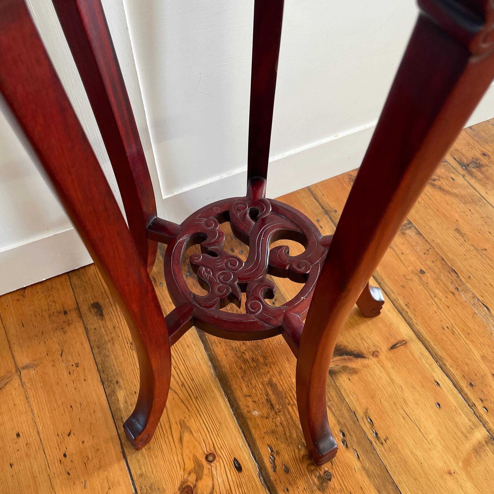 photo furniture Antique Oriental Plant Stand Table Carved Wooden Marble Top Chinese Sculpture Carved Display Floral Carving Round Accent Lamp Side Pedestal