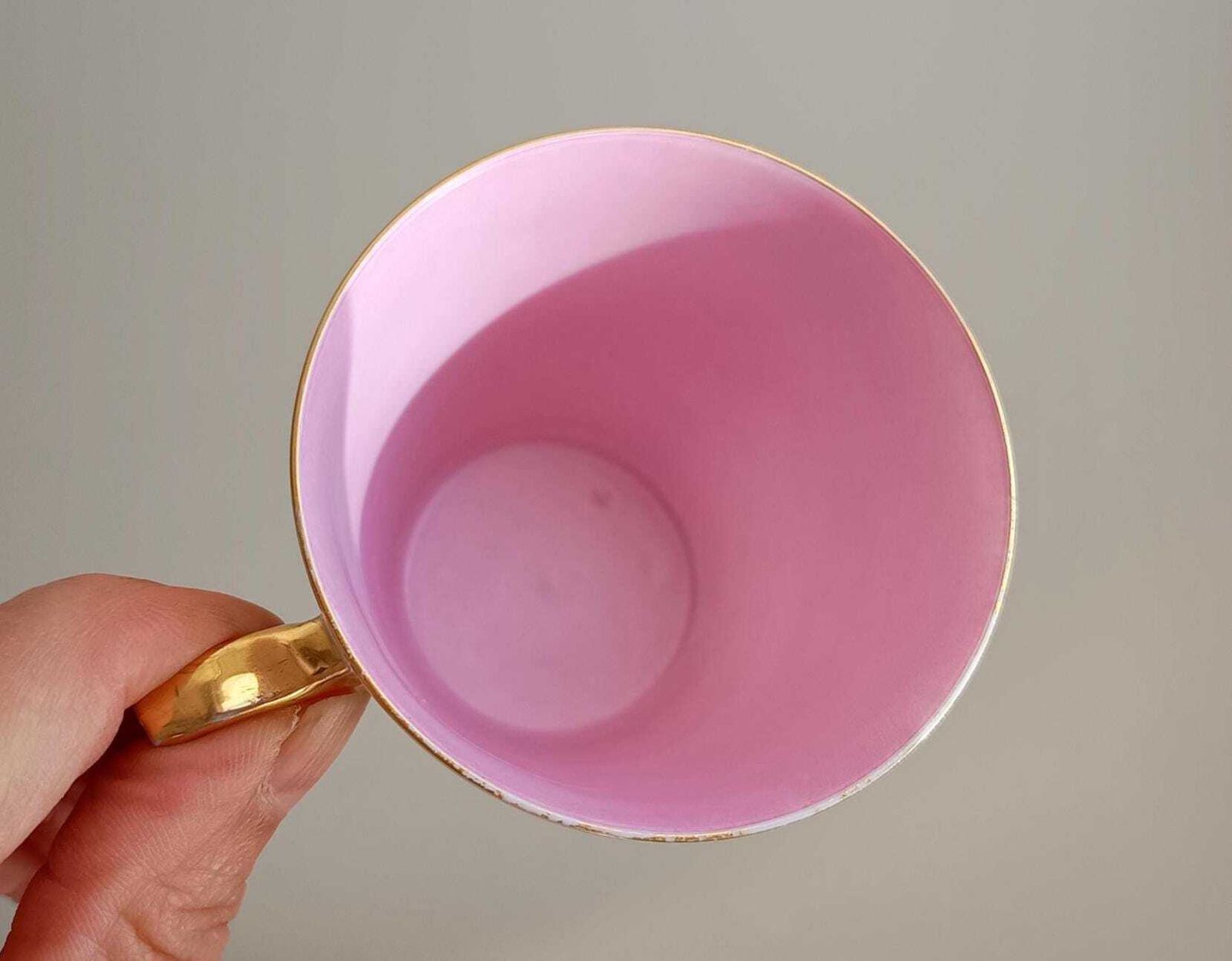 photo vinterior Vintage Trembleuse Tea Cups & Saucers: Rose Pompadour Pink Pair, Square Gilt Handles