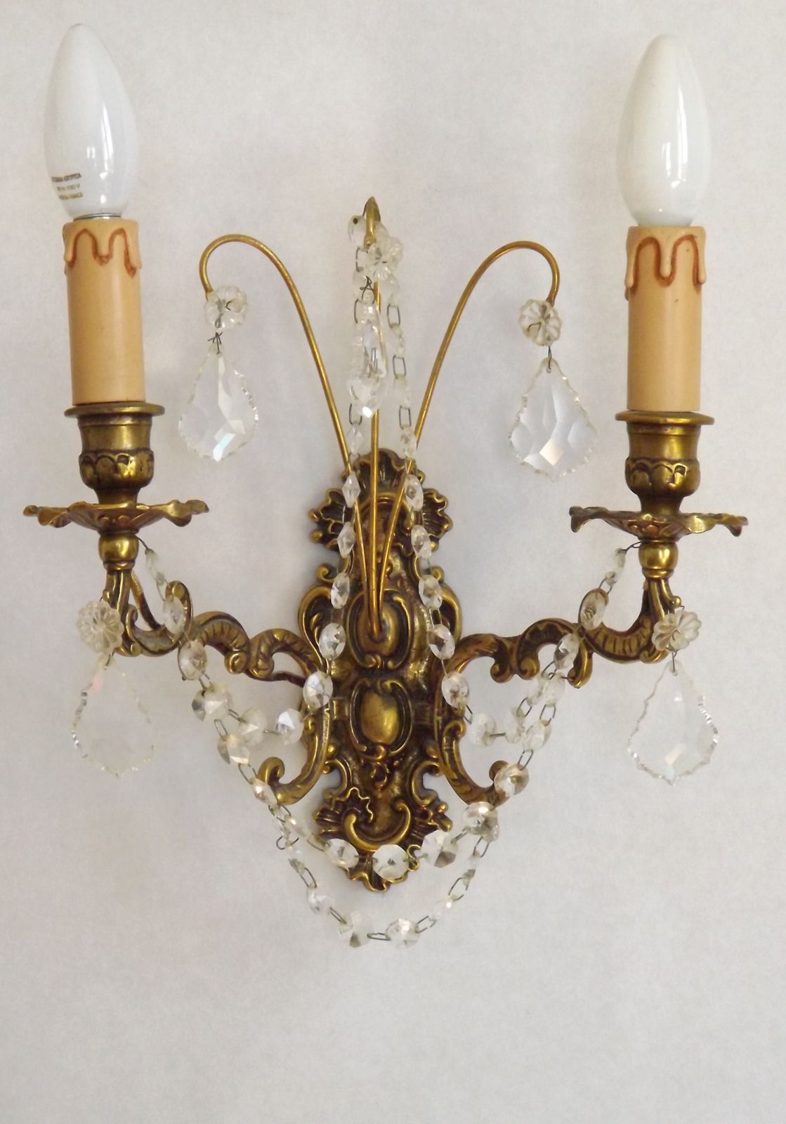 photo for sale Paire d'appliques murales baroques françaises doubles en bronze et cristal, guirlandes de perles de verre