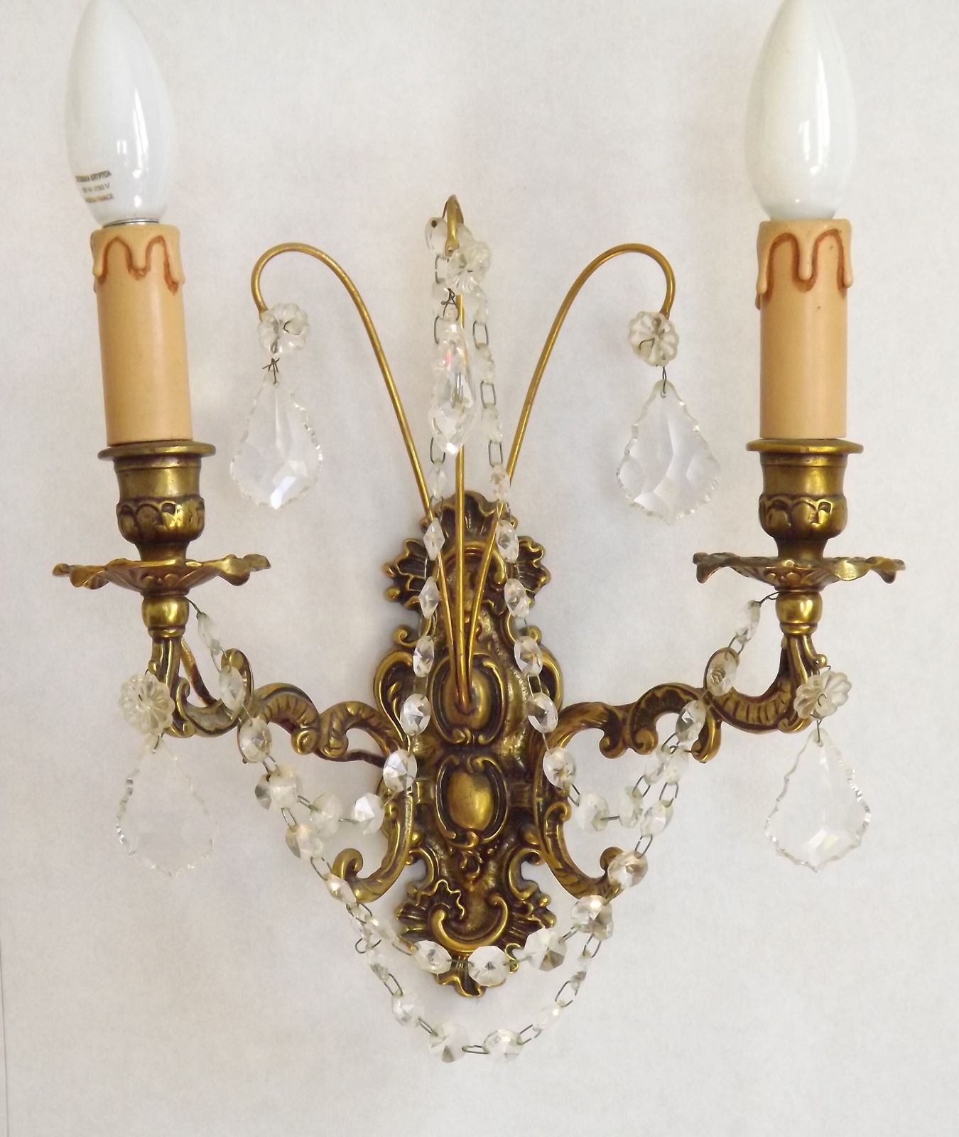 Luminaires Paire d'appliques murales baroques françaises doubles en bronze et cristal, guirlandes de perles de verre photo