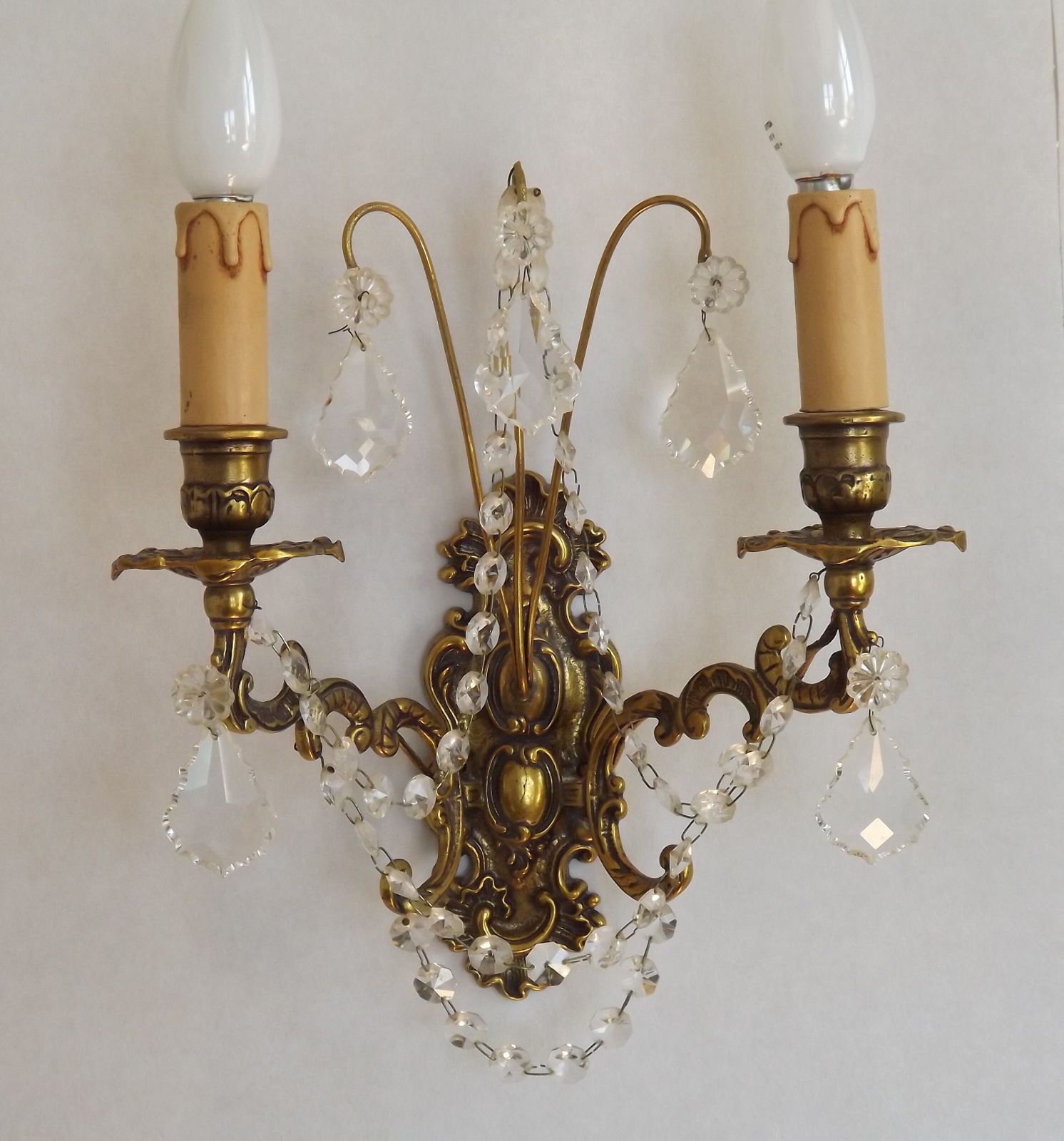 photo vinterior Paire d'appliques murales baroques françaises doubles en bronze et cristal, guirlandes de perles de verre