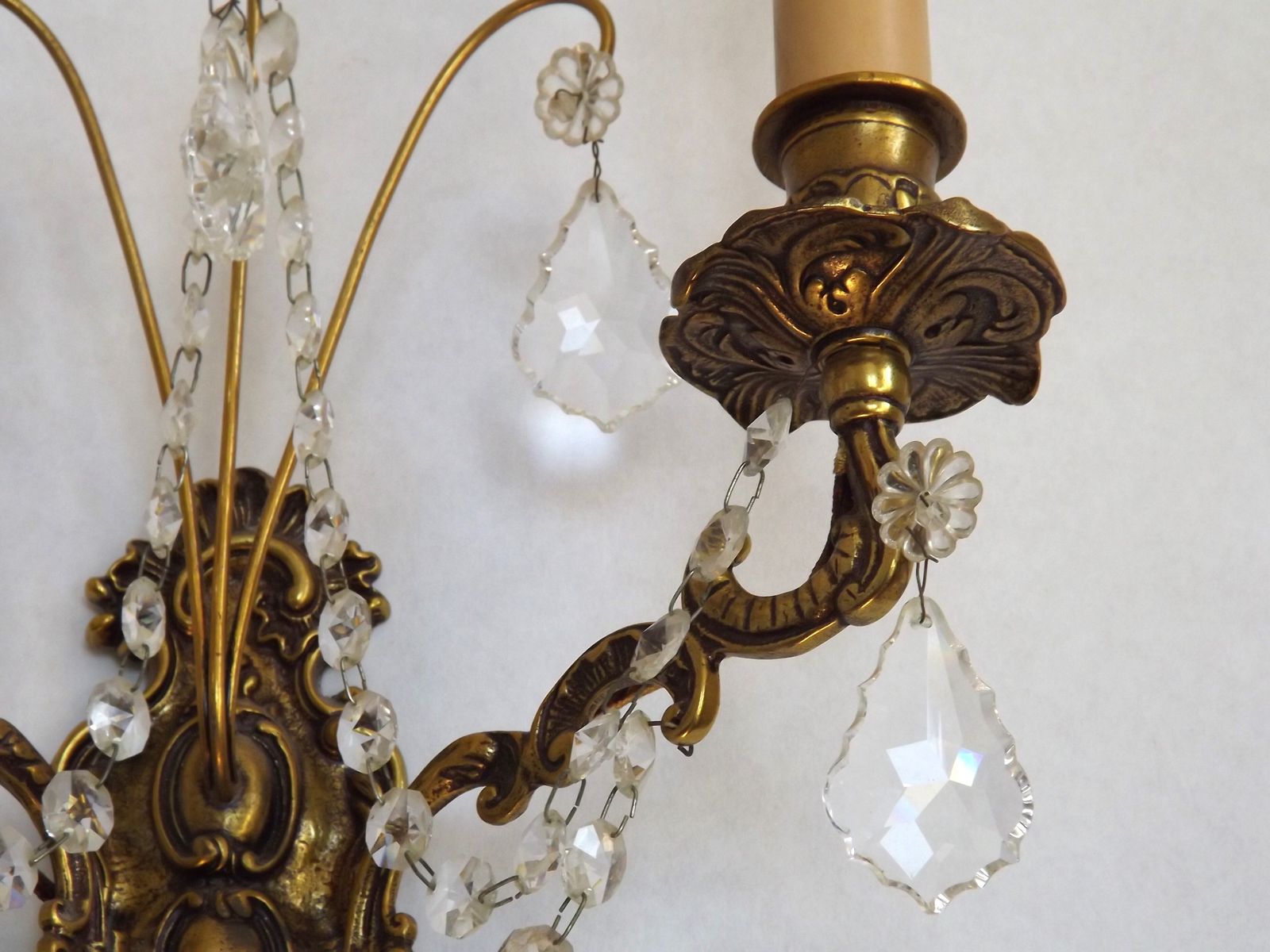 photo vintage Paar Franse Barok Dubbele Bronzen Kristallen Wandlampen met Glazen Kralenslinger