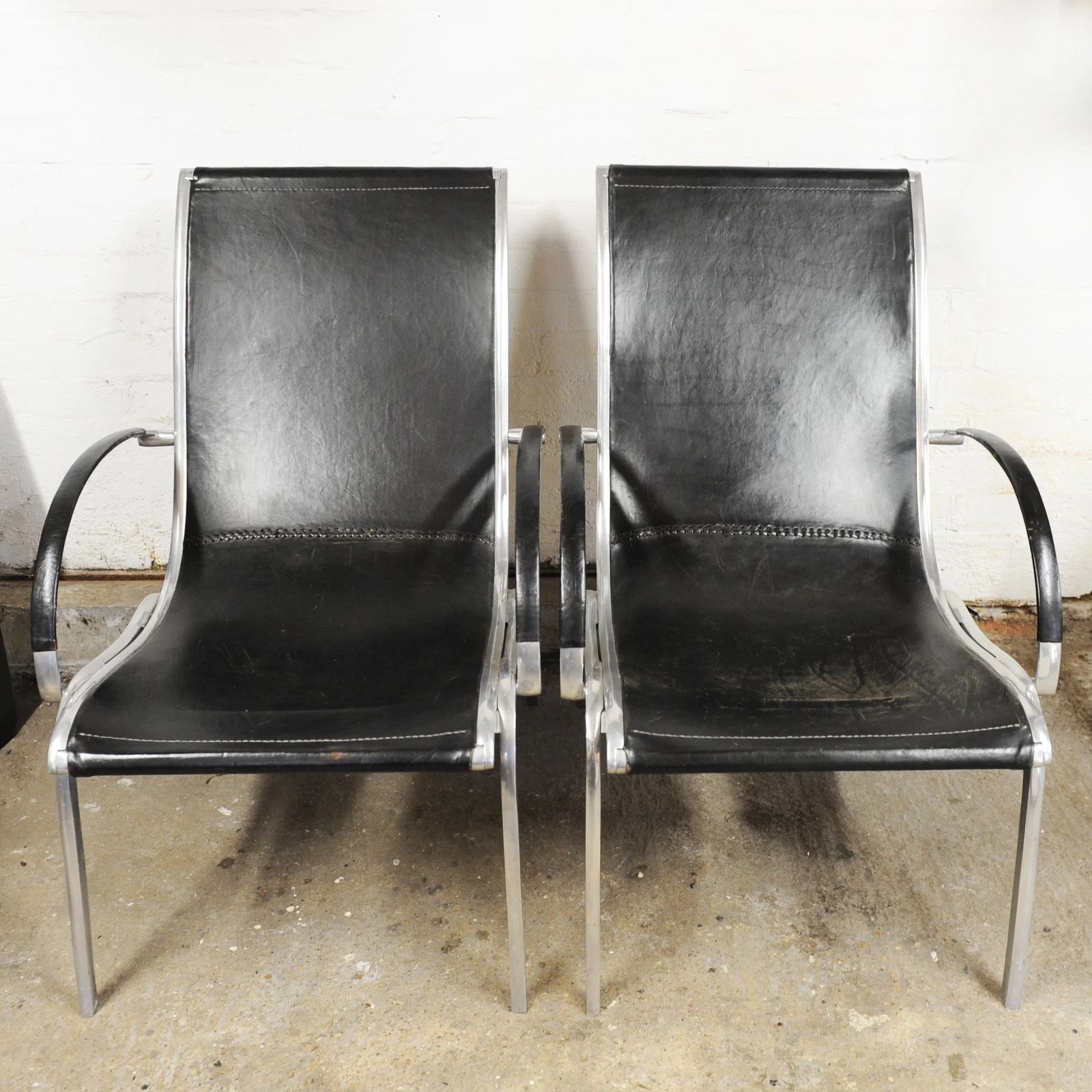 photo vintage Pair Of Mid Century Leather And Aluminium Lounge Chairs By Rudolf Szedleczky, 1970s