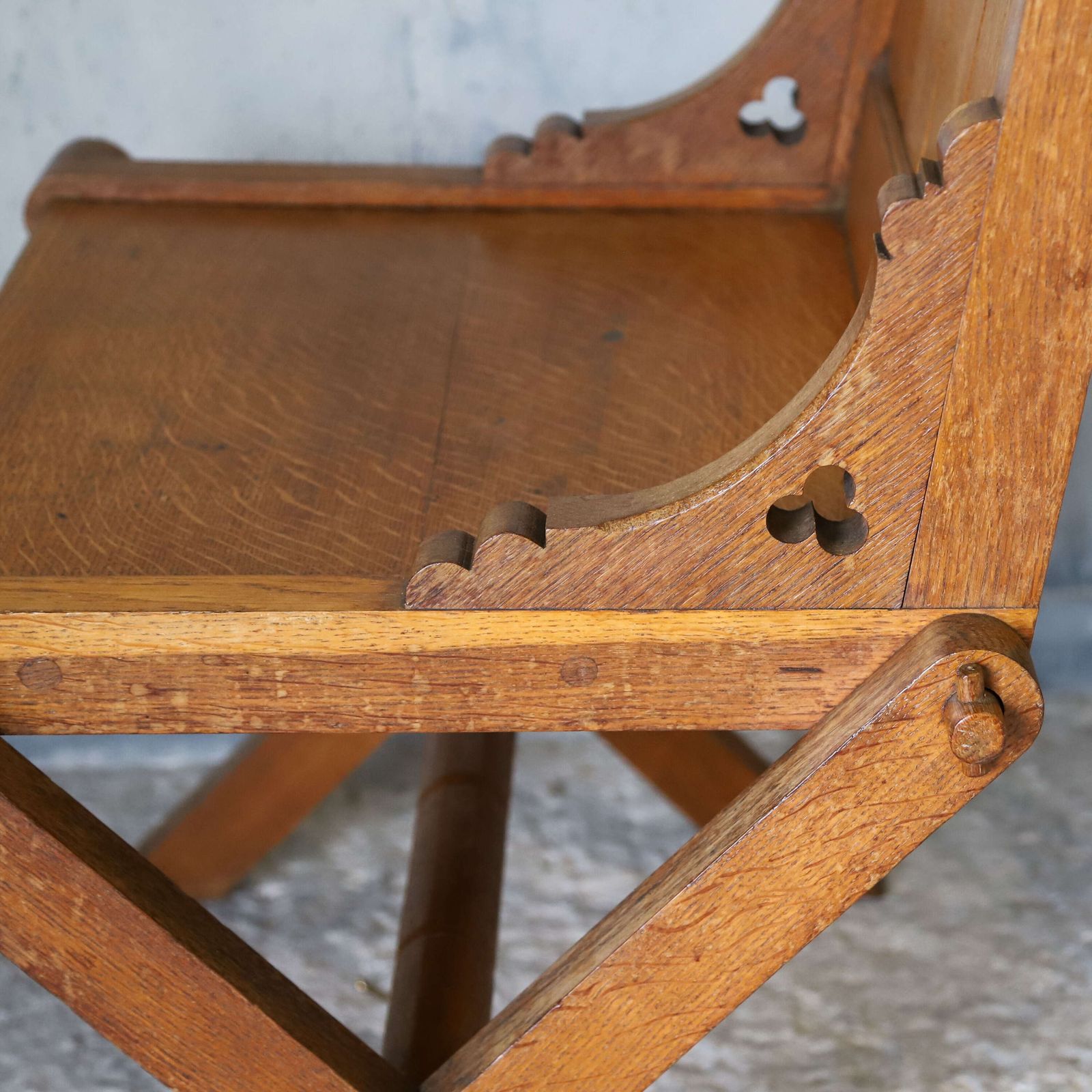 photo vinterior Pair Of Oak Gothic Revival Glastonbury Chairs With Trefoil Details, Early 1900s