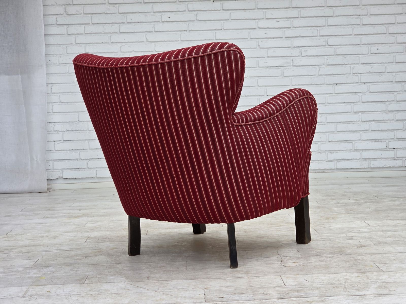 photo furniture Ca. Jaren 1960, Deense Fauteuil, Rood Gestreept Meubelwol, Eikenhouten Poten.