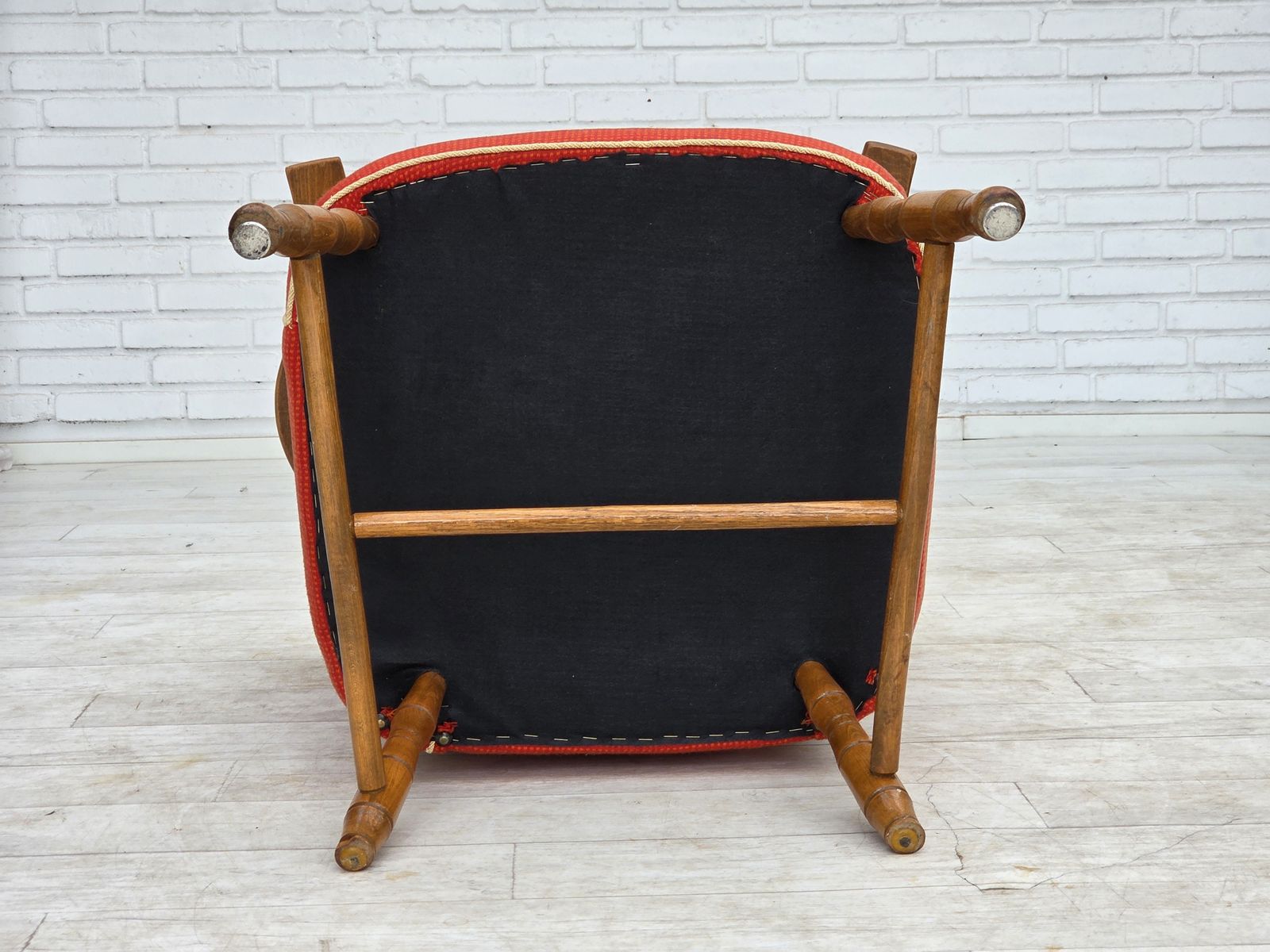 photo for sale Ca. Jaren 1960, Scandinavische Fauteuil, Rode Meubelwol, Beukenhout.