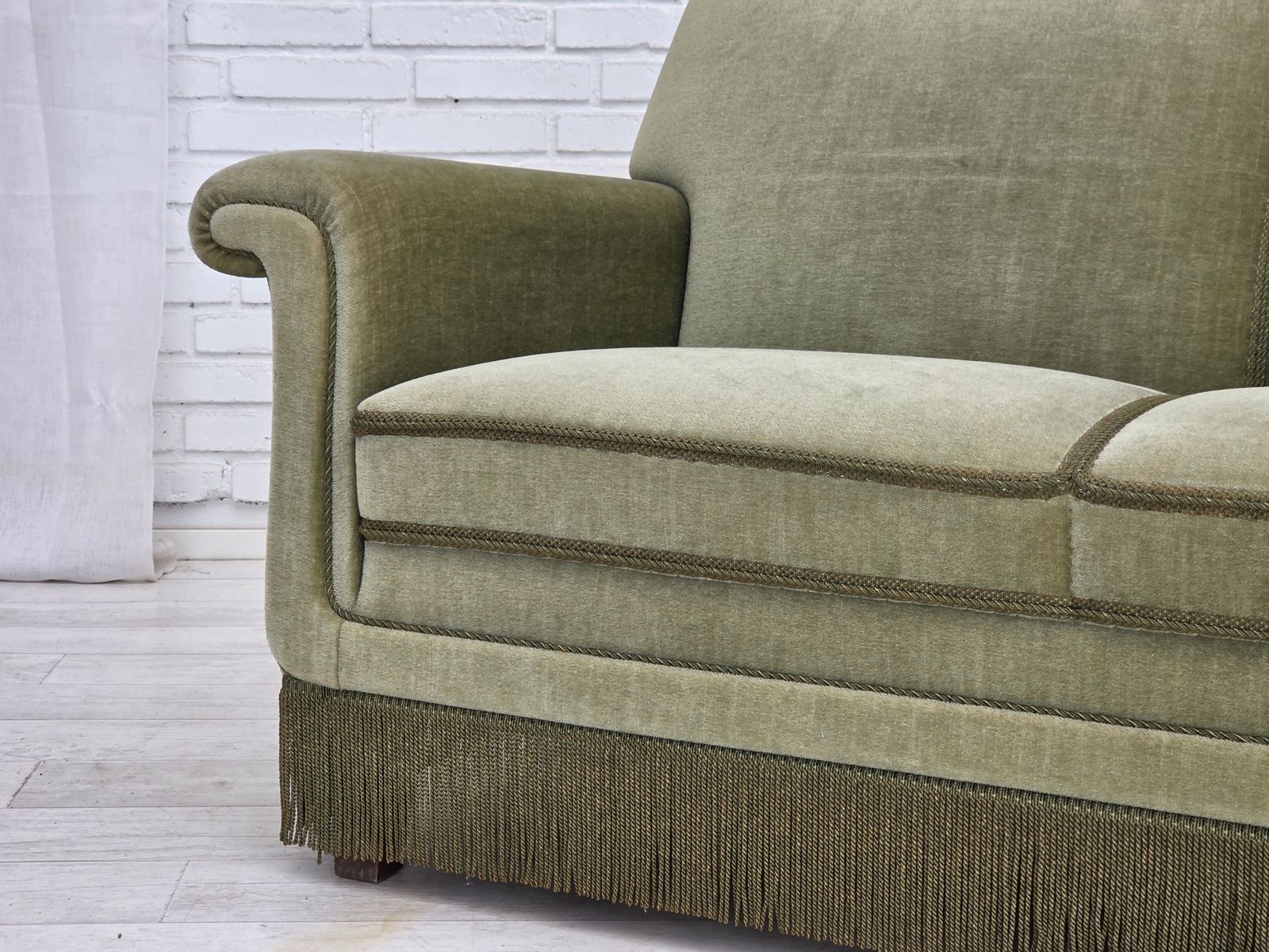 photo vintage 1970s, Danish 3 Seater Sofa, Green Furniture Velour, Beech Wood.