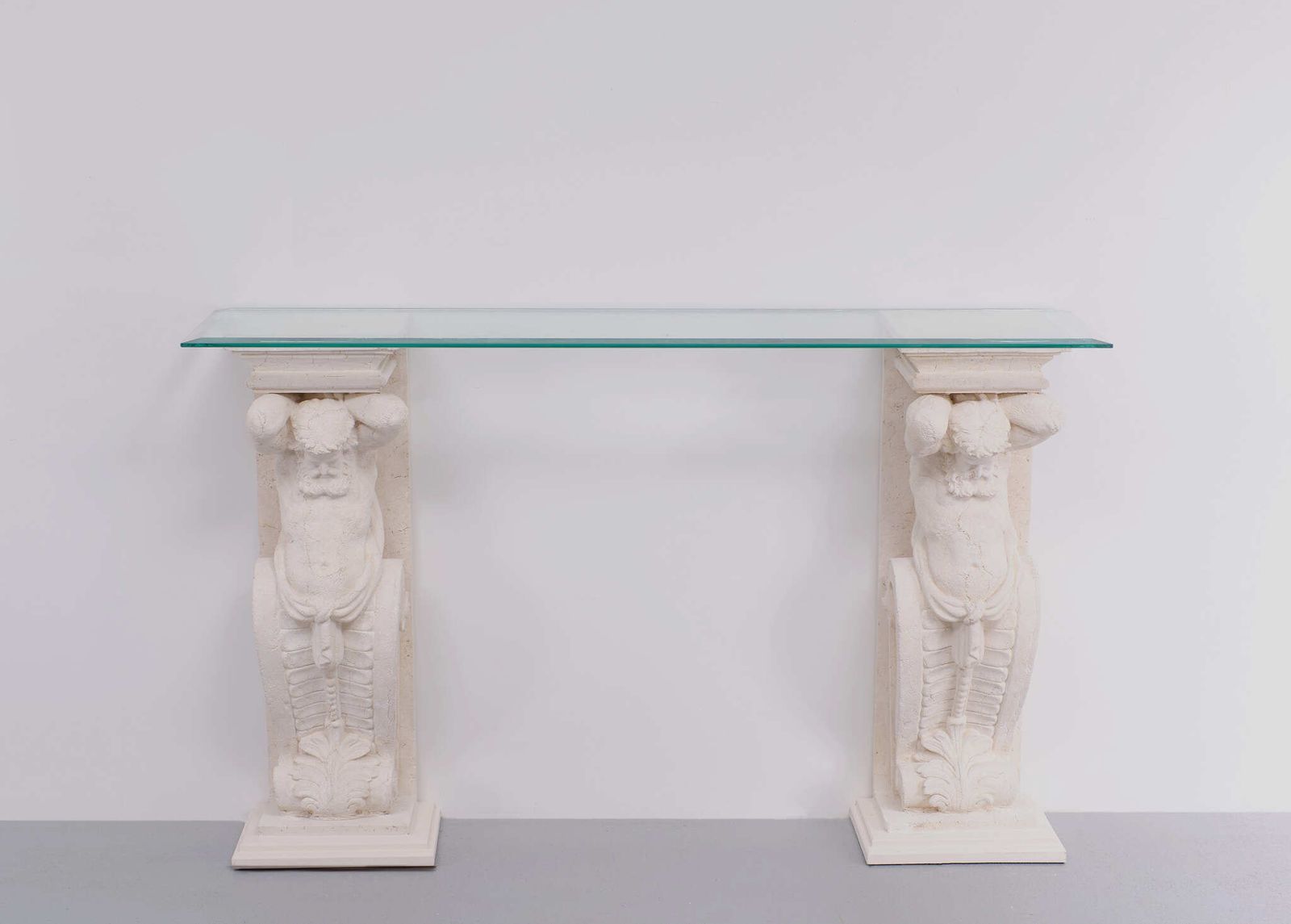 Klassieke Griekse Console Uit De Jaren 1970 Met Gegoten Steen En Glazen Blad