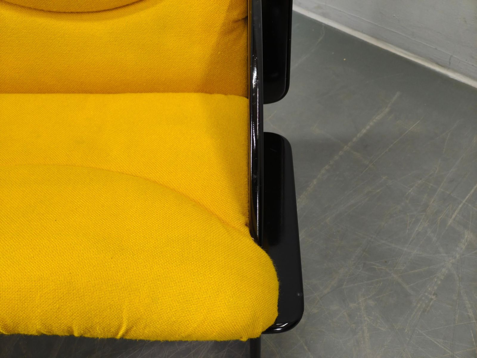 photo vintage Pair Of Italian Space Age Armchairs, Black Lacquer, 1970s